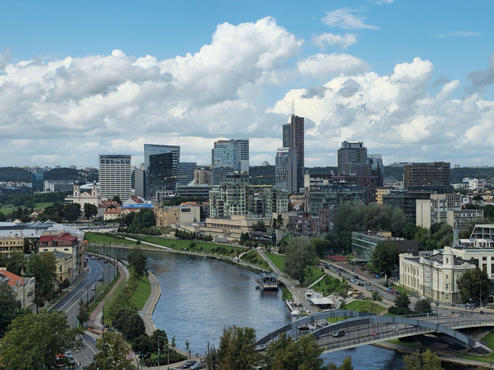 Veduta panoramica di una città europea attraversata da un fiume