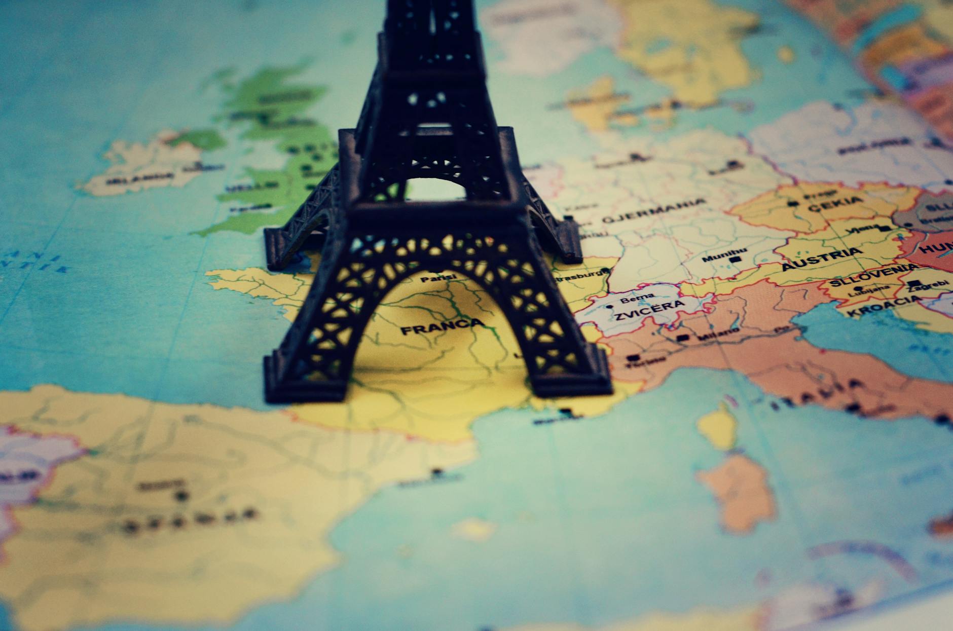 La Torre Eiffel a Parigi, simbolo del turismo internazionale