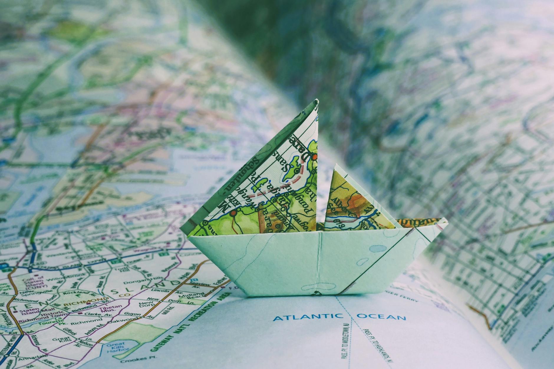 Mappa di viaggio con barca e itinerario tracciato