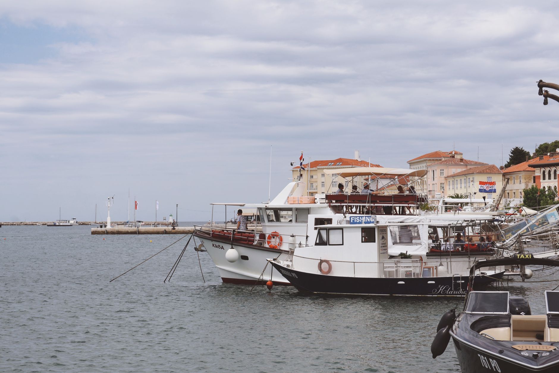 Barche da pesca colorate in un porto