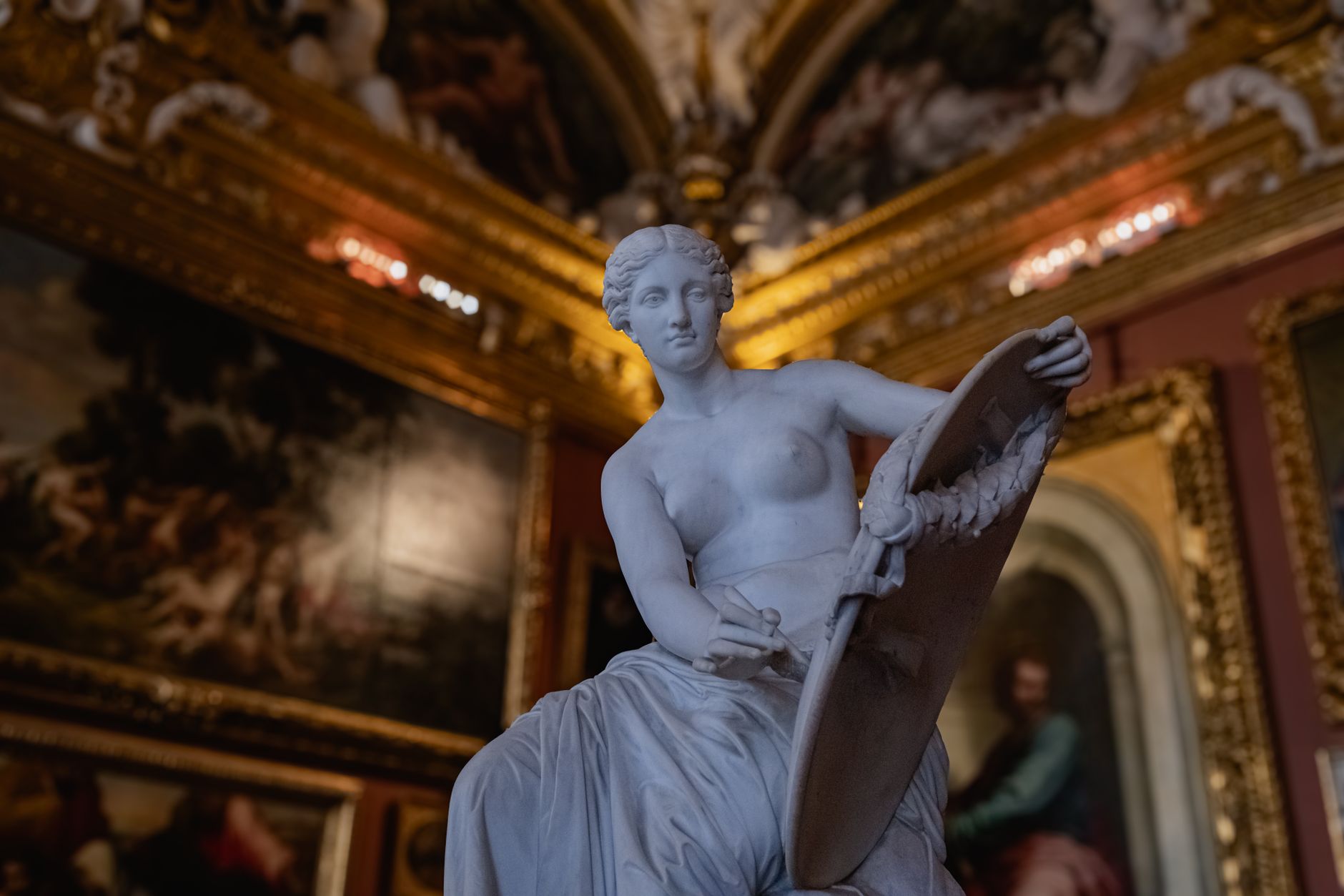 Parete colorata con dipinti in una mostra d'arte