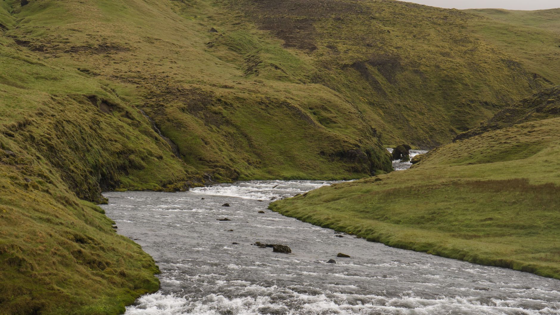 Fiume che serpeggia tra colline verdi