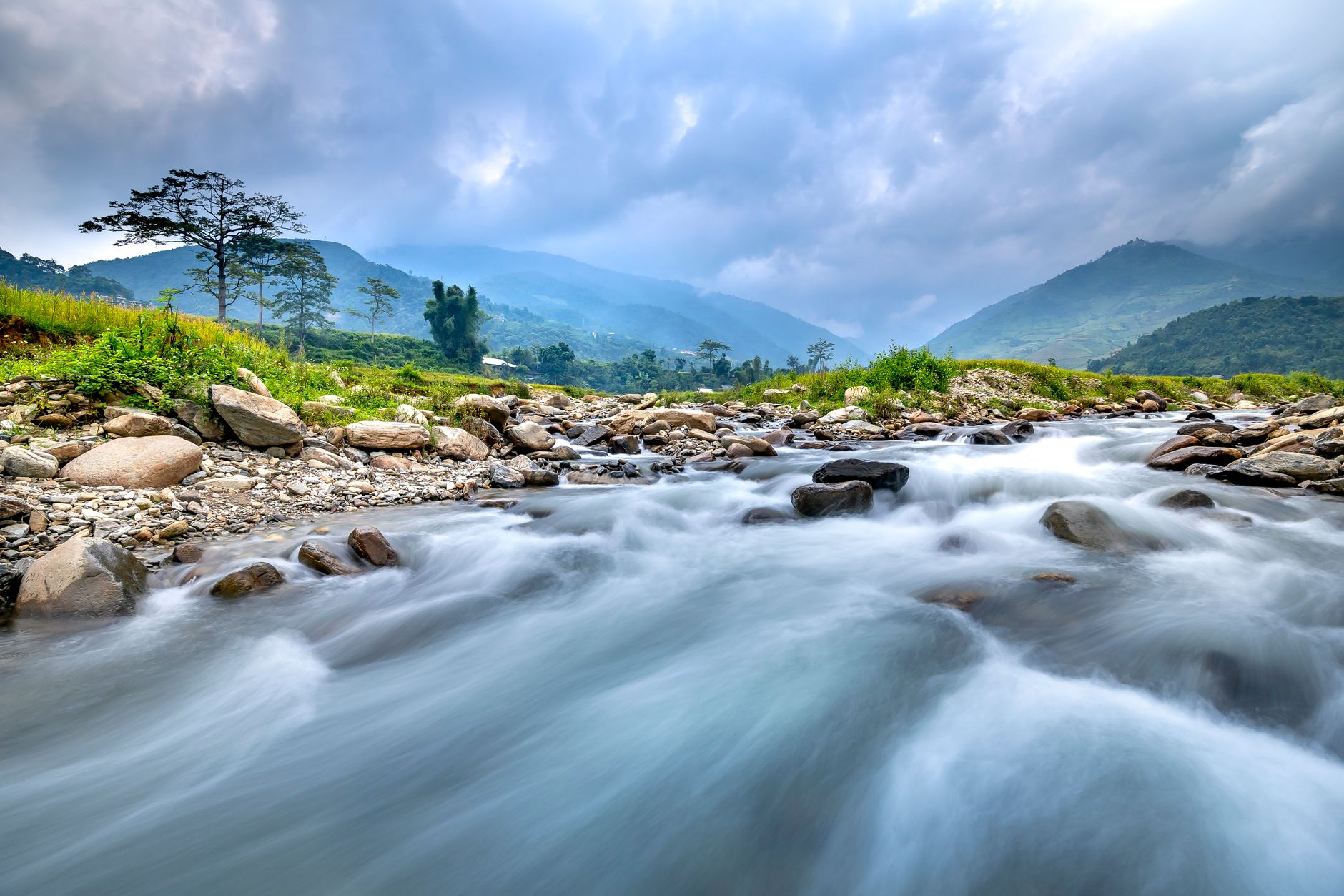 Torrente di montagna in una valle verde