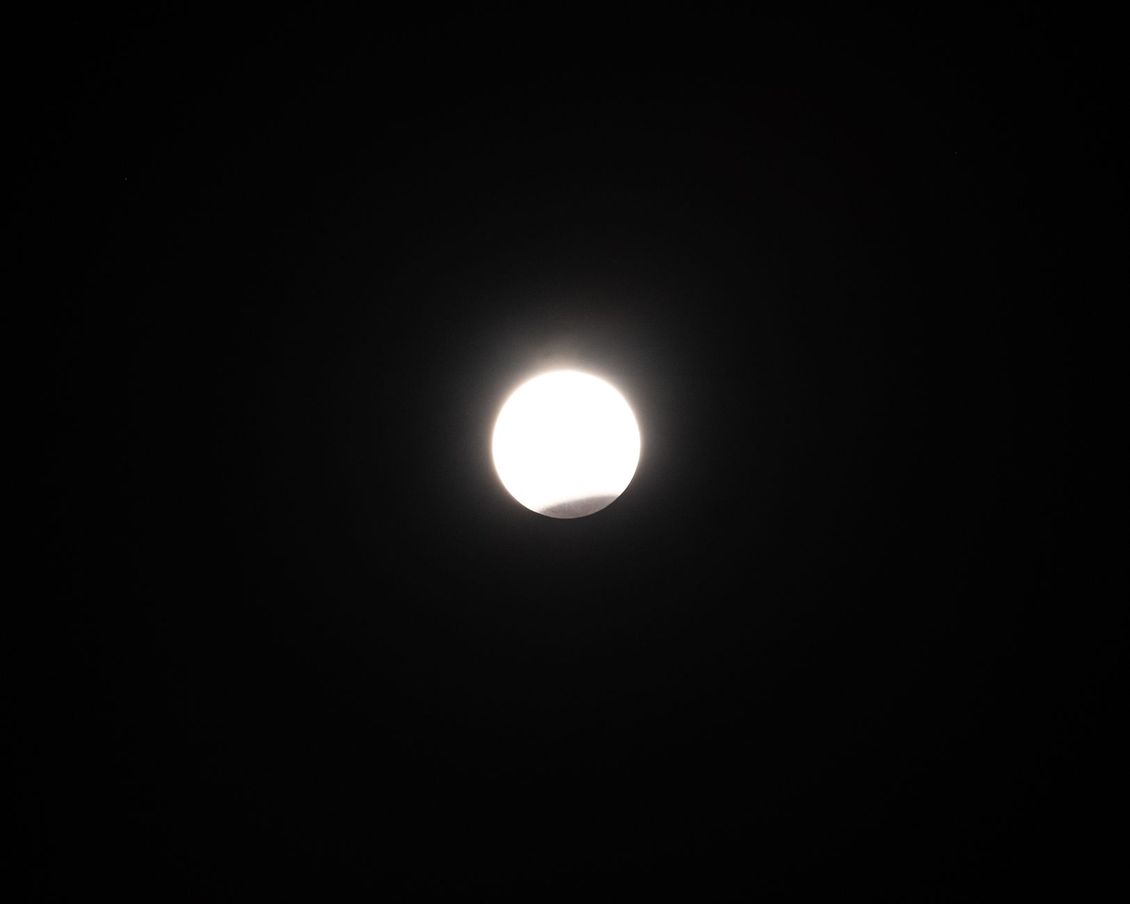 Sole parzialmente coperto dalla Luna