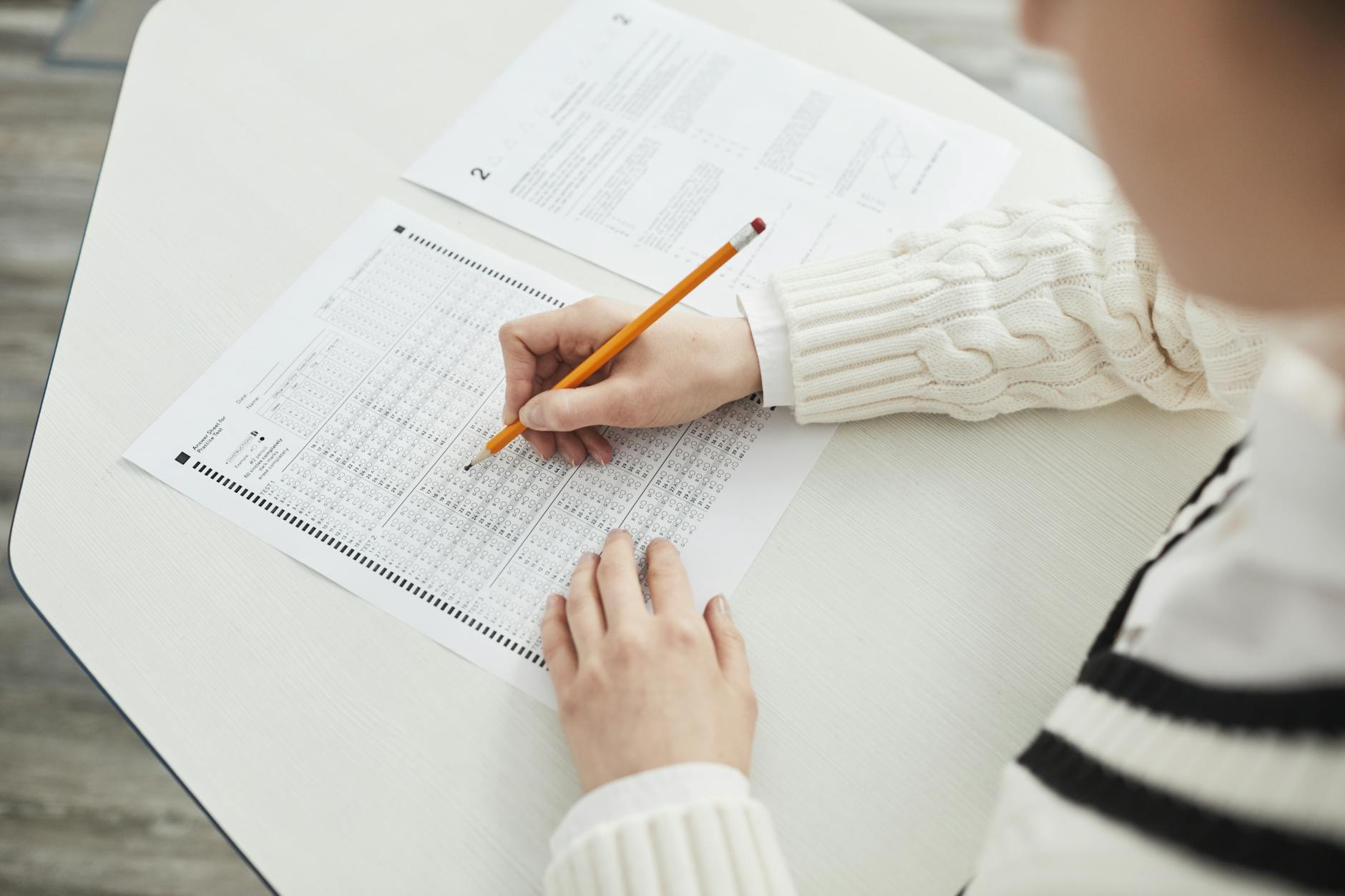 Studenti durante l'esame di maturità