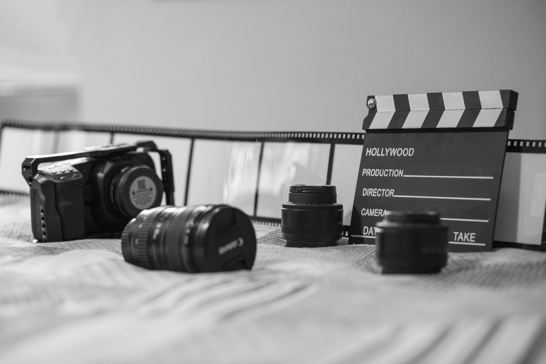 Vecchia poltrona di cinema davanti al grande schermo