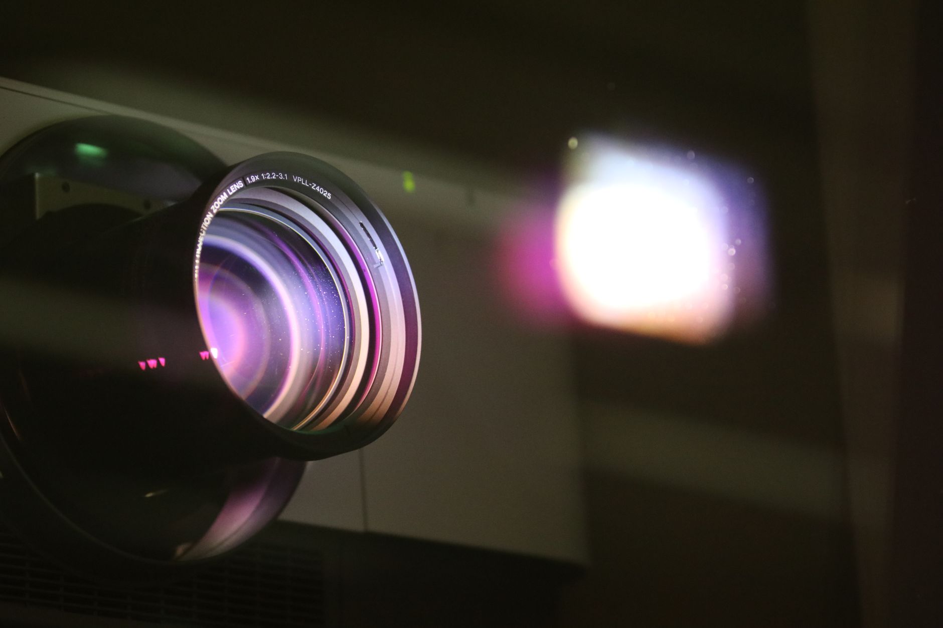Proiettore cinematografico che illumina una sala buia