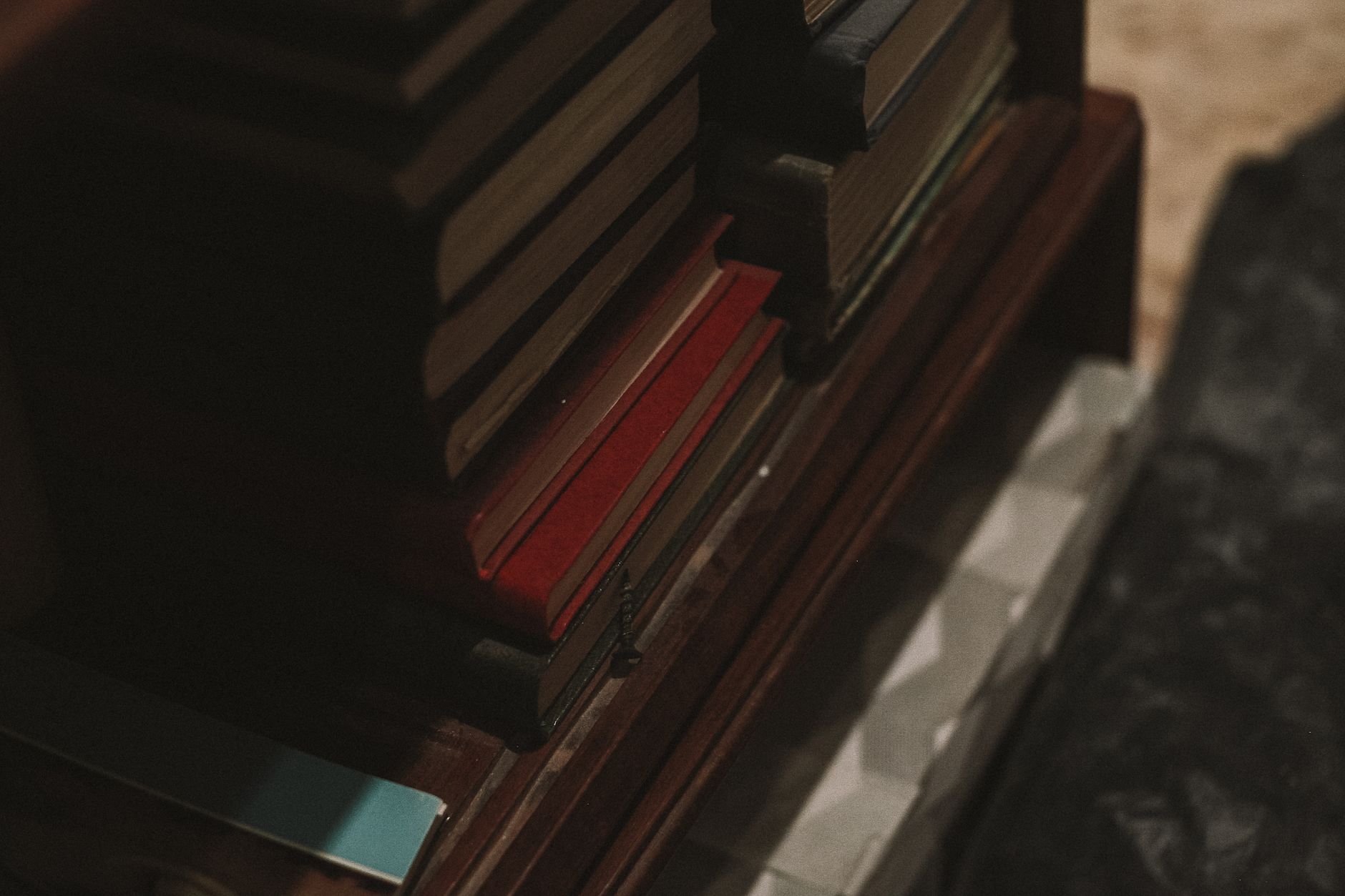 Vecchi libri su uno scaffale