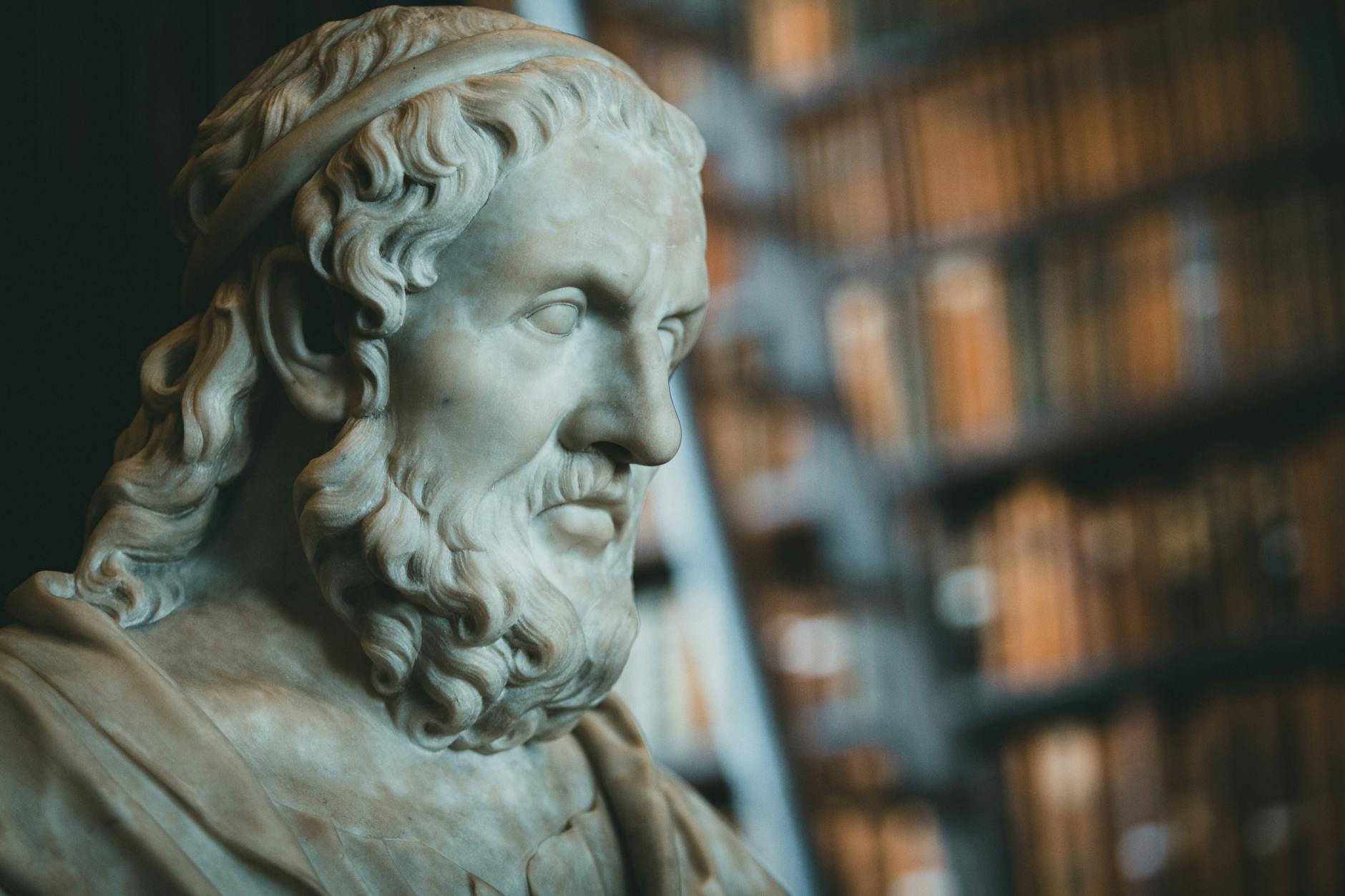 Libri di filosofia aperti su un tavolo durante un festival culturale