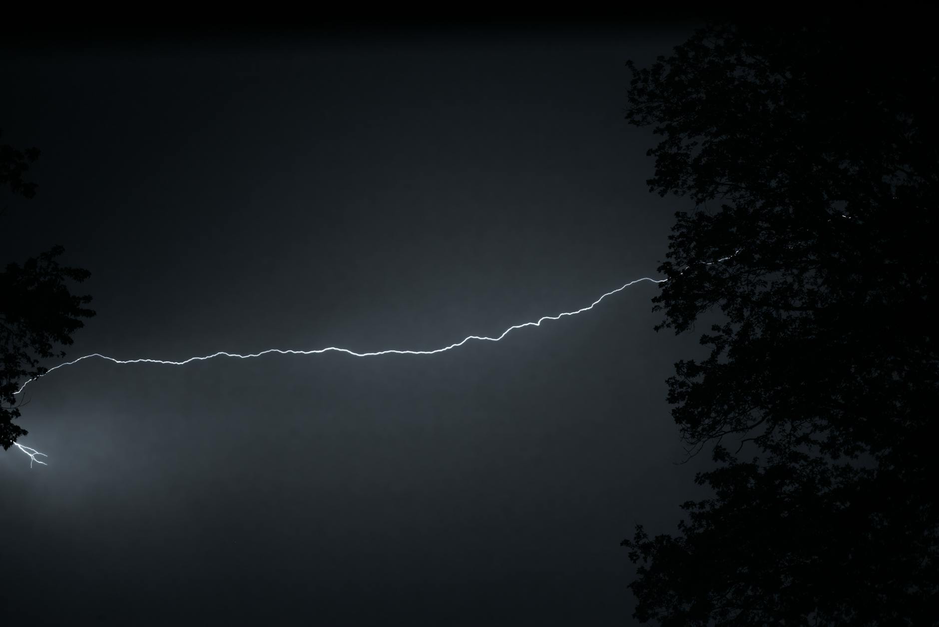 Un fulmine illumina il cielo durante un temporale