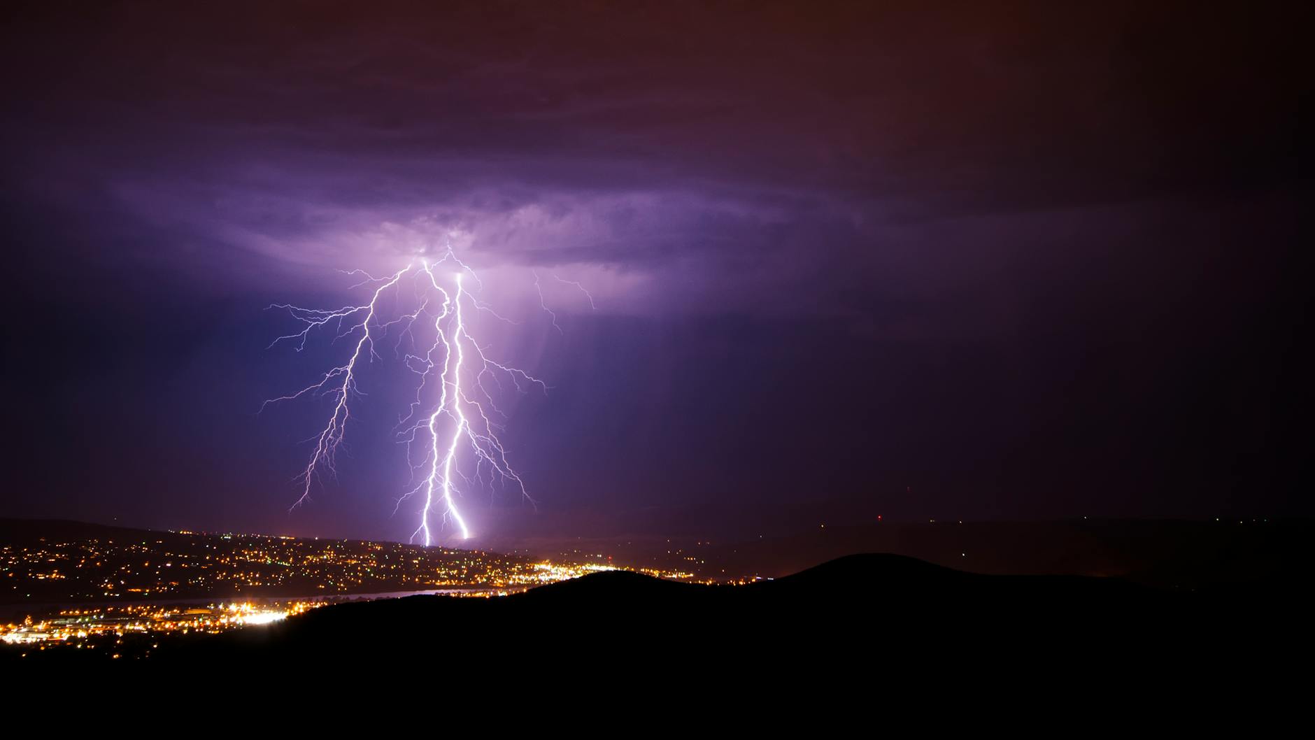 Temporale con lampi all'orizzonte