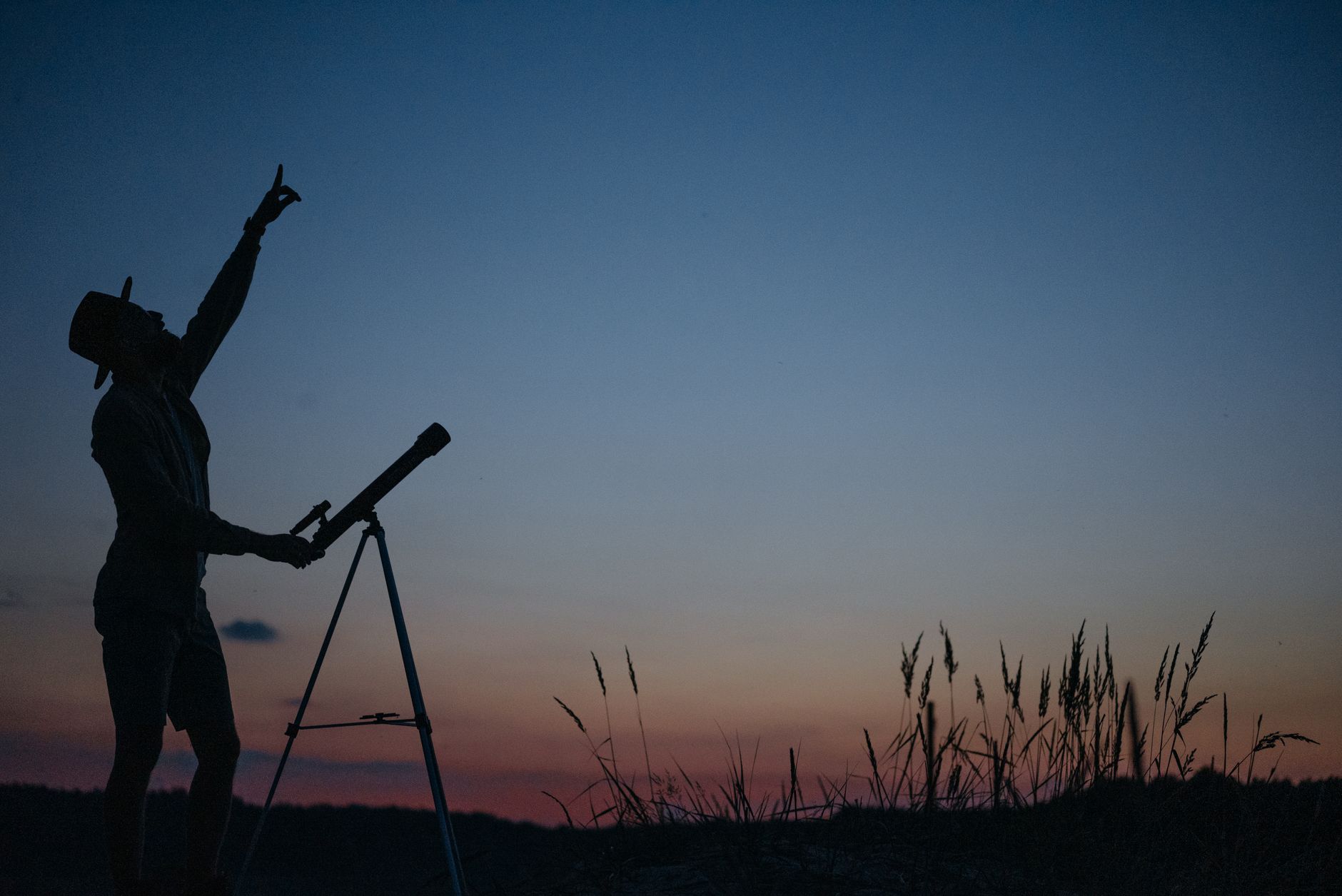 Un telescopio puntato verso il cielo, erede del cannocchiale di Galileo.