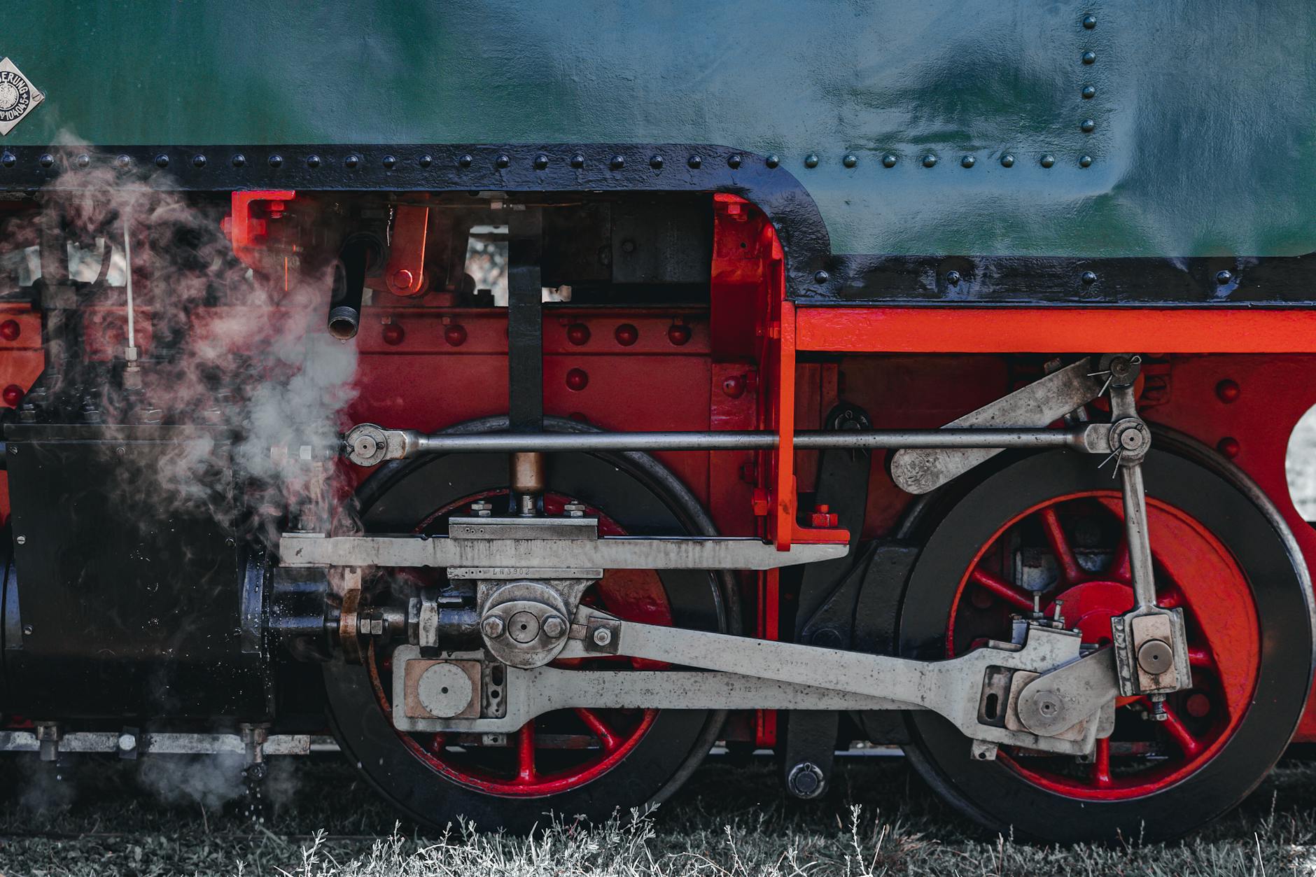 Antica locomotiva a vapore su binari