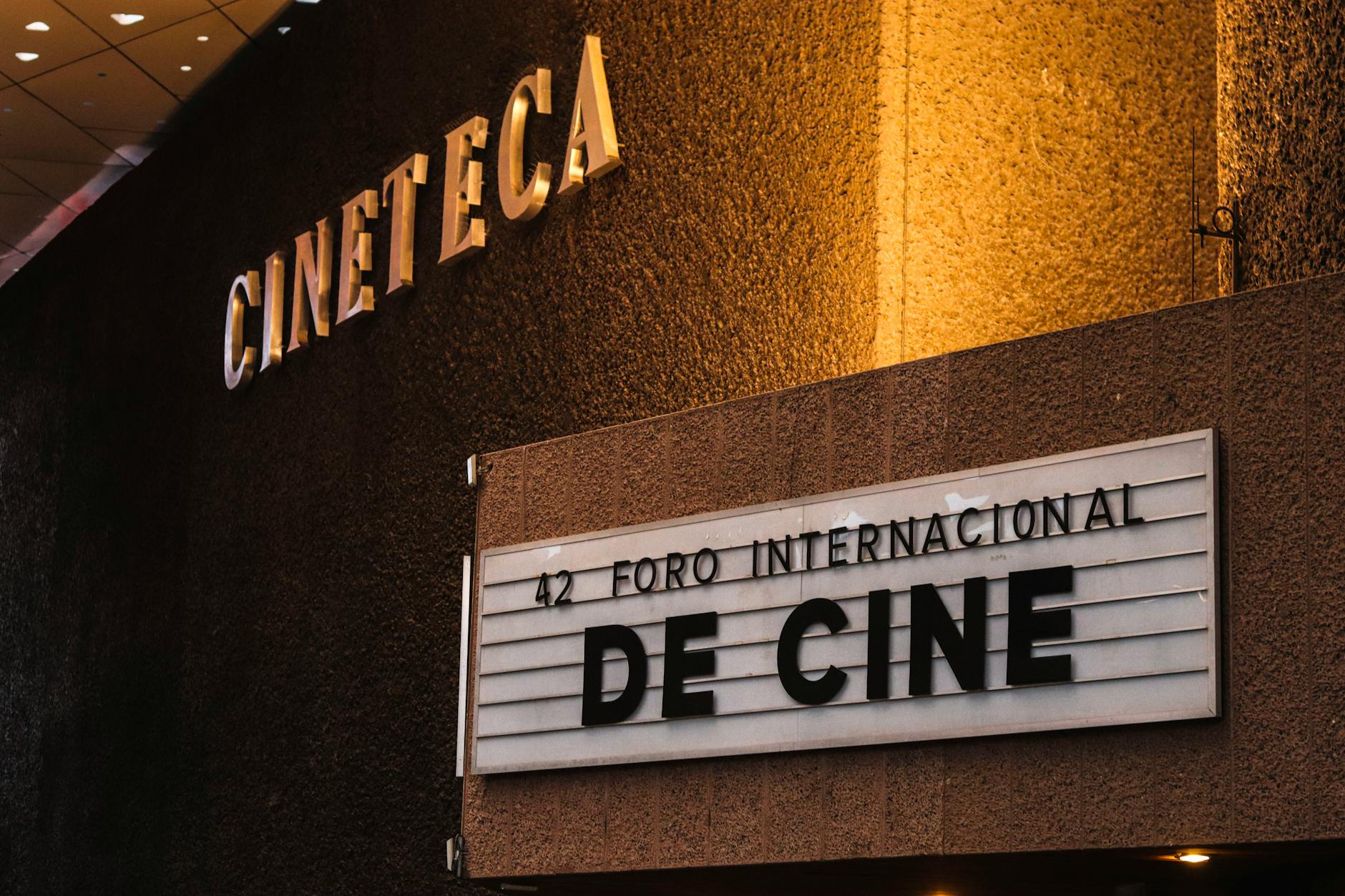 Sala cinematografica con schermo illuminato