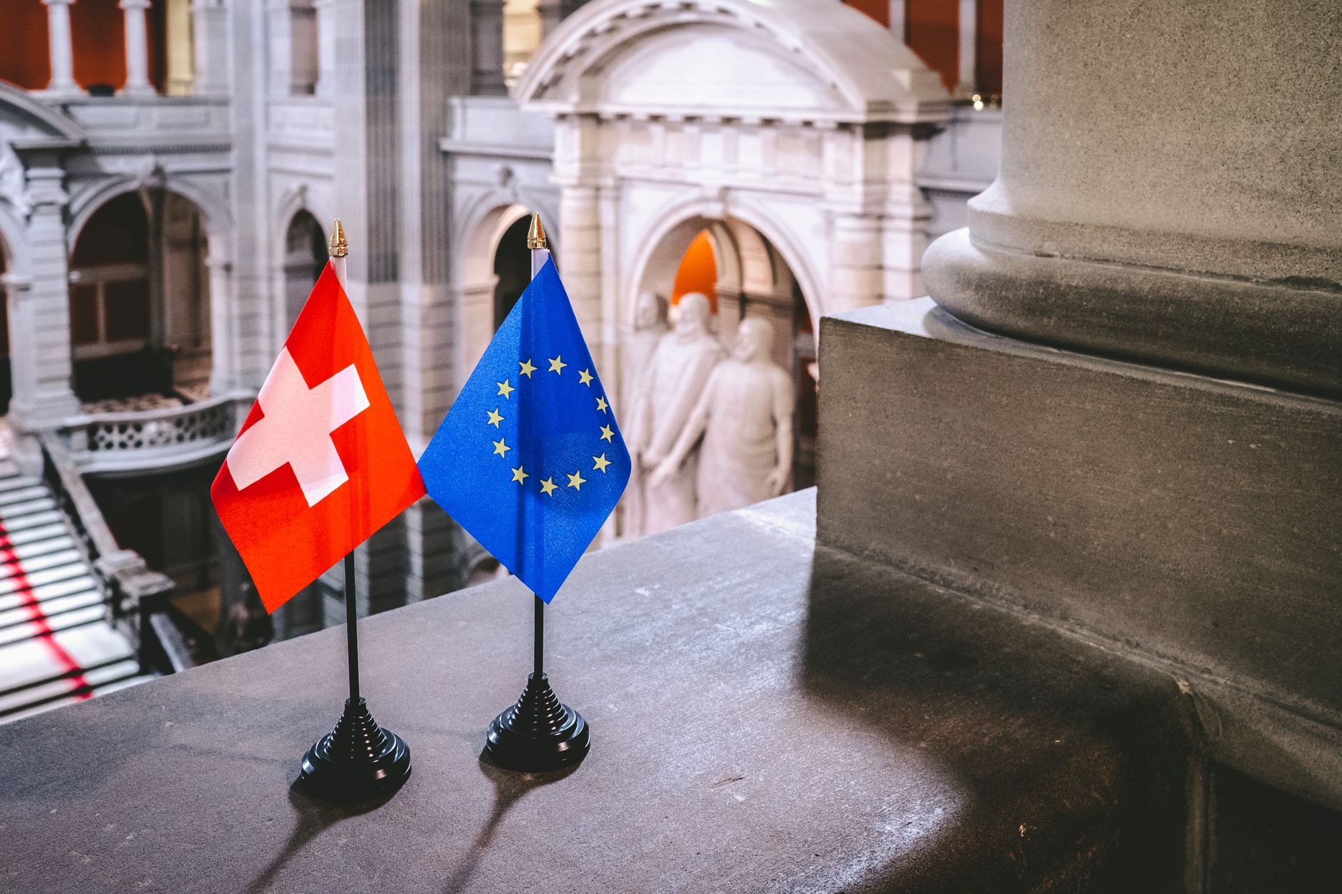 Bandiere internazionali davanti a una sede istituzionale