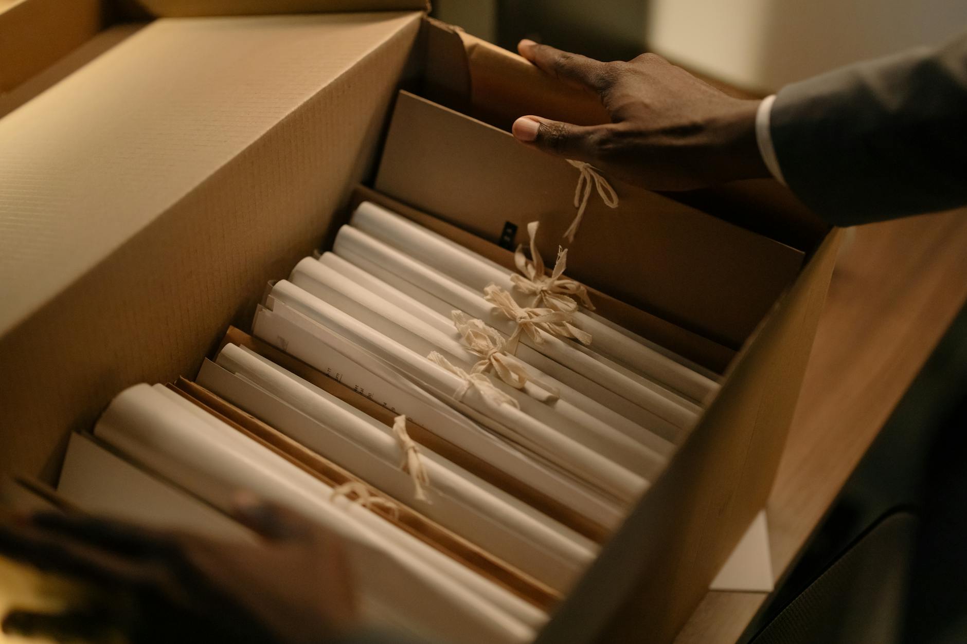 Scaffali di un archivio pieni di documenti