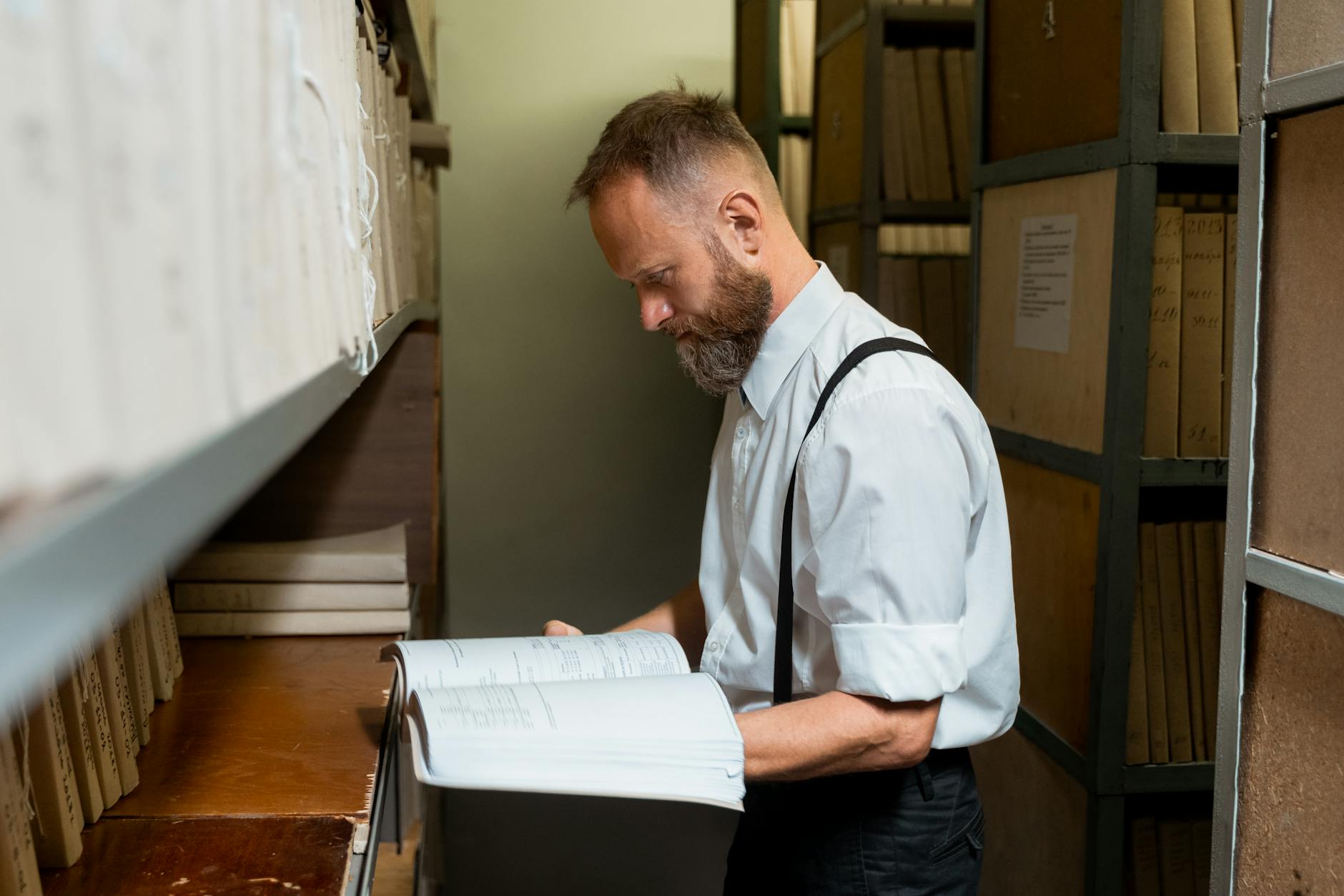 Cartelle e faldoni d'archivio ordinati