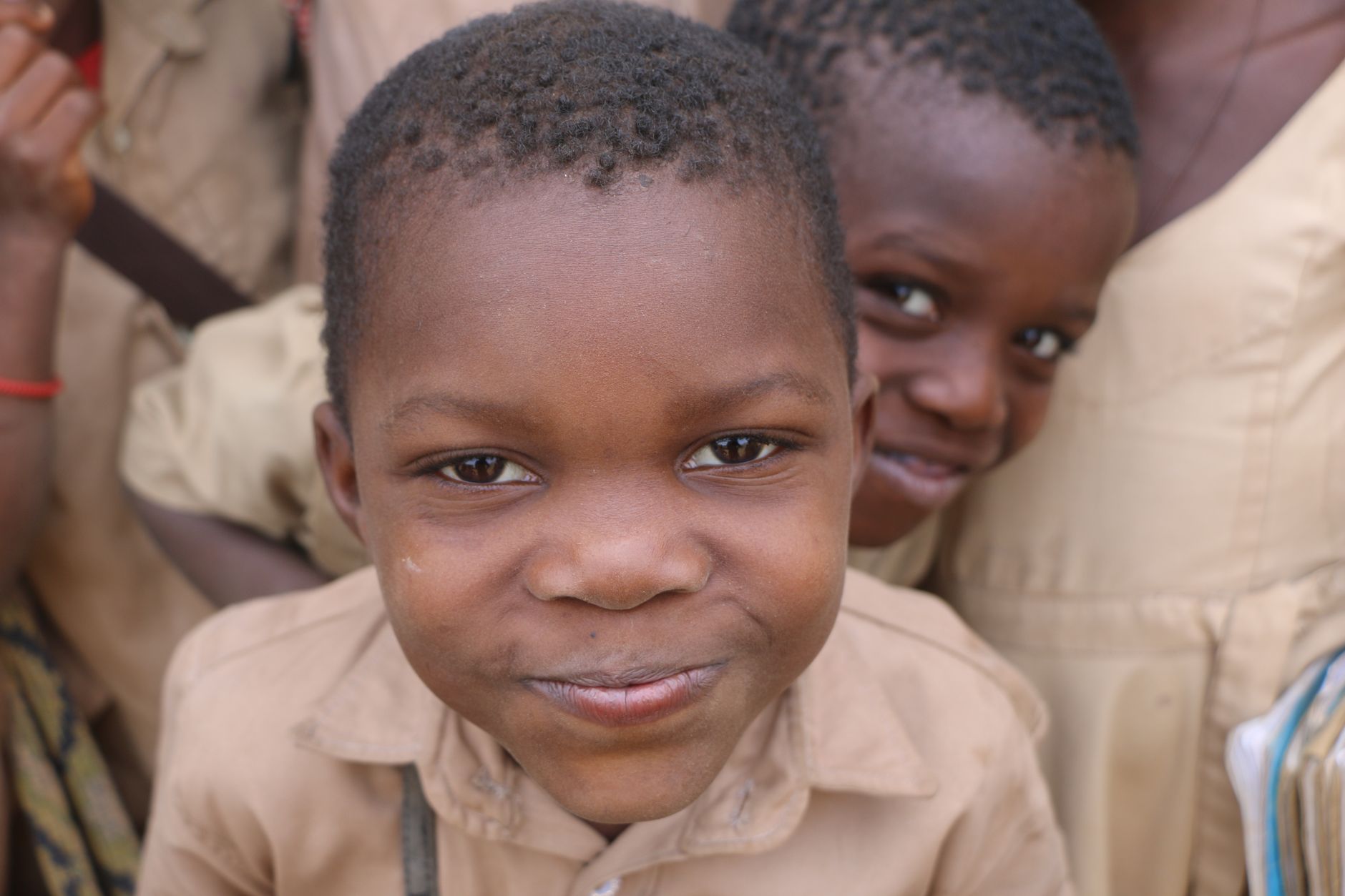 Mani di bambini unite come simbolo di comunità