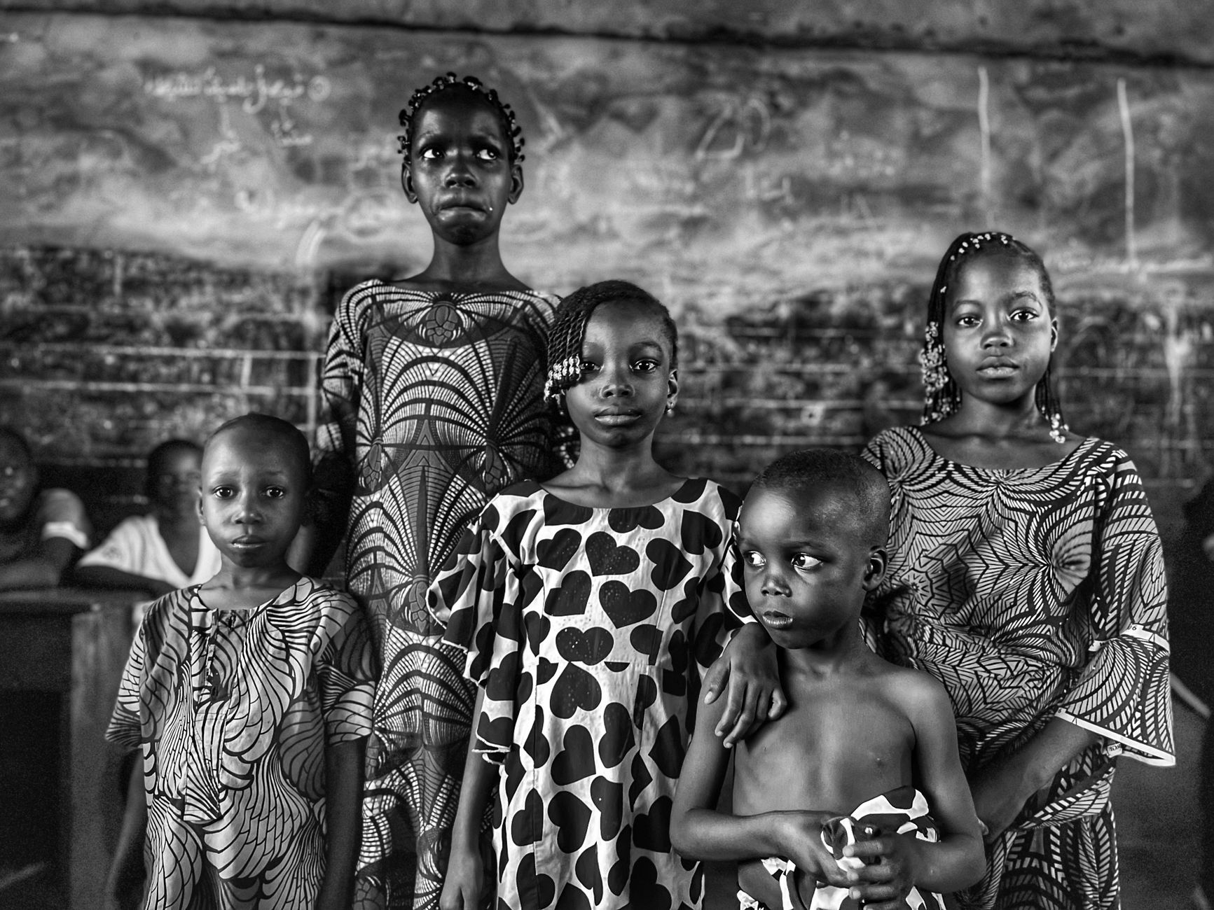 Paesaggio africano con scuola di villaggio