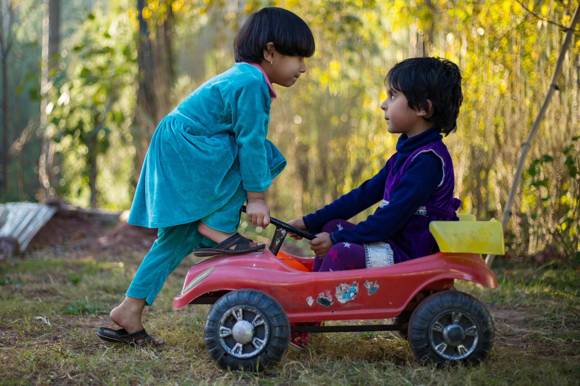 Bambini che giocano felici all'aperto in un parco