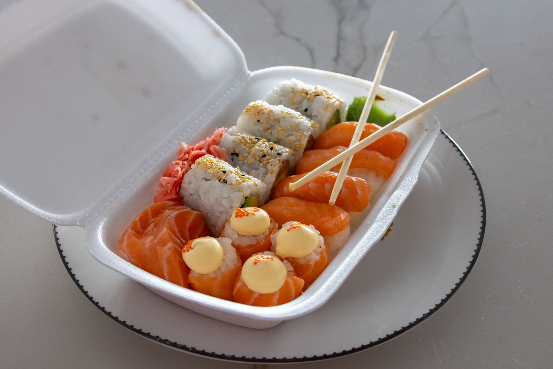 Pezzi di nigiri sushi disposti su un piatto