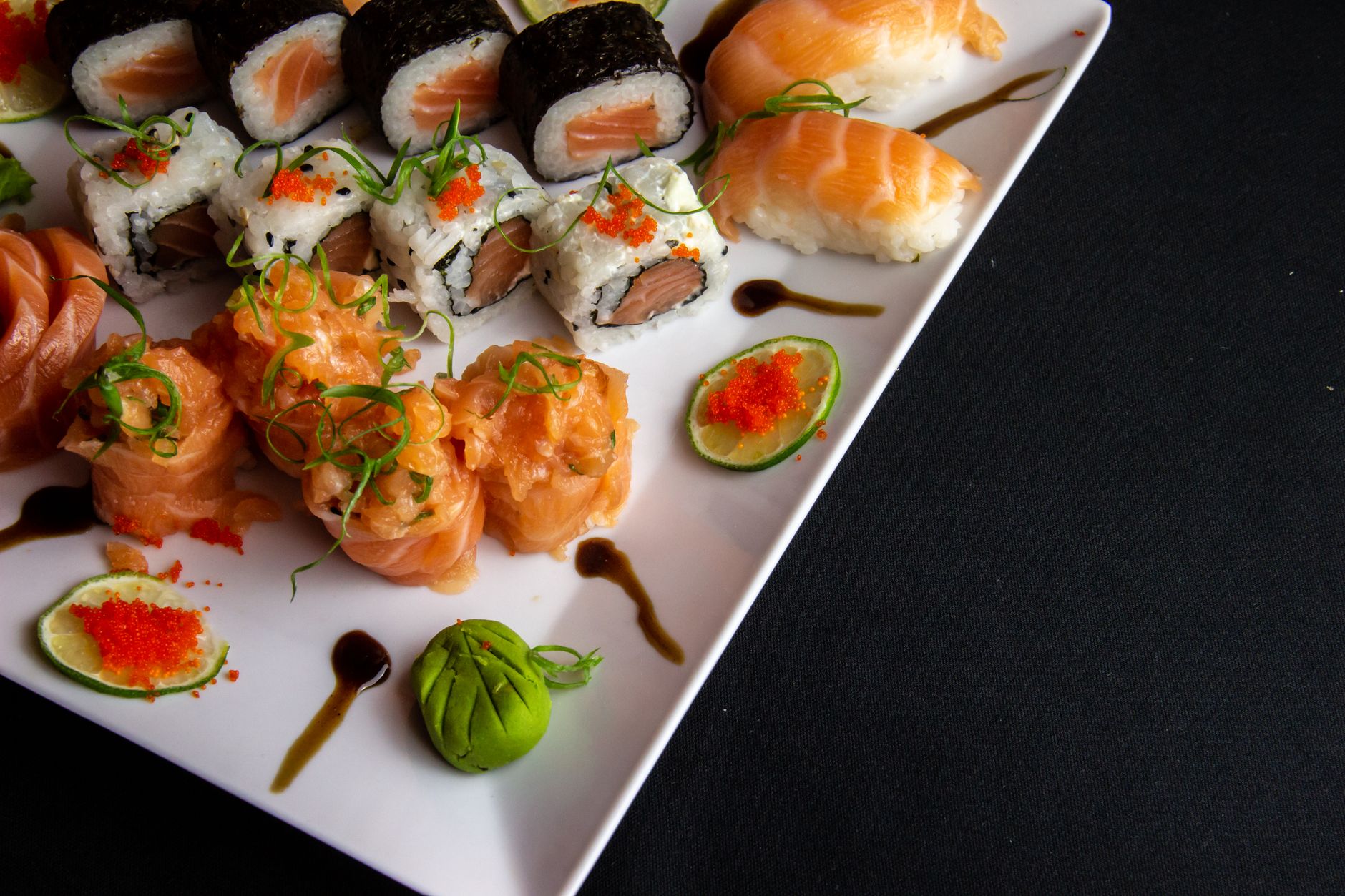 Pezzi di nigiri sushi disposti su un piatto