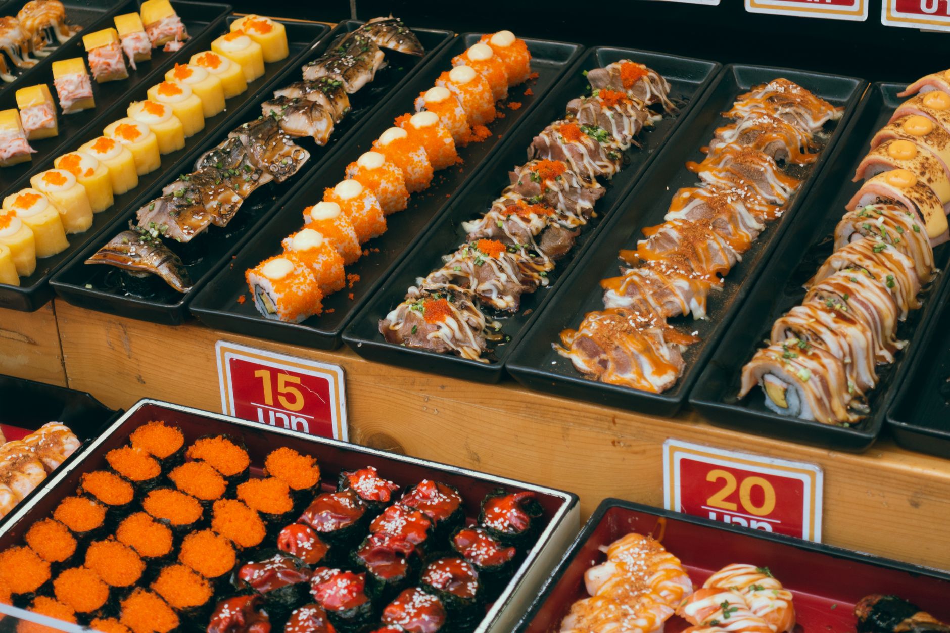 Chef che prepara rotoli di sushi maki