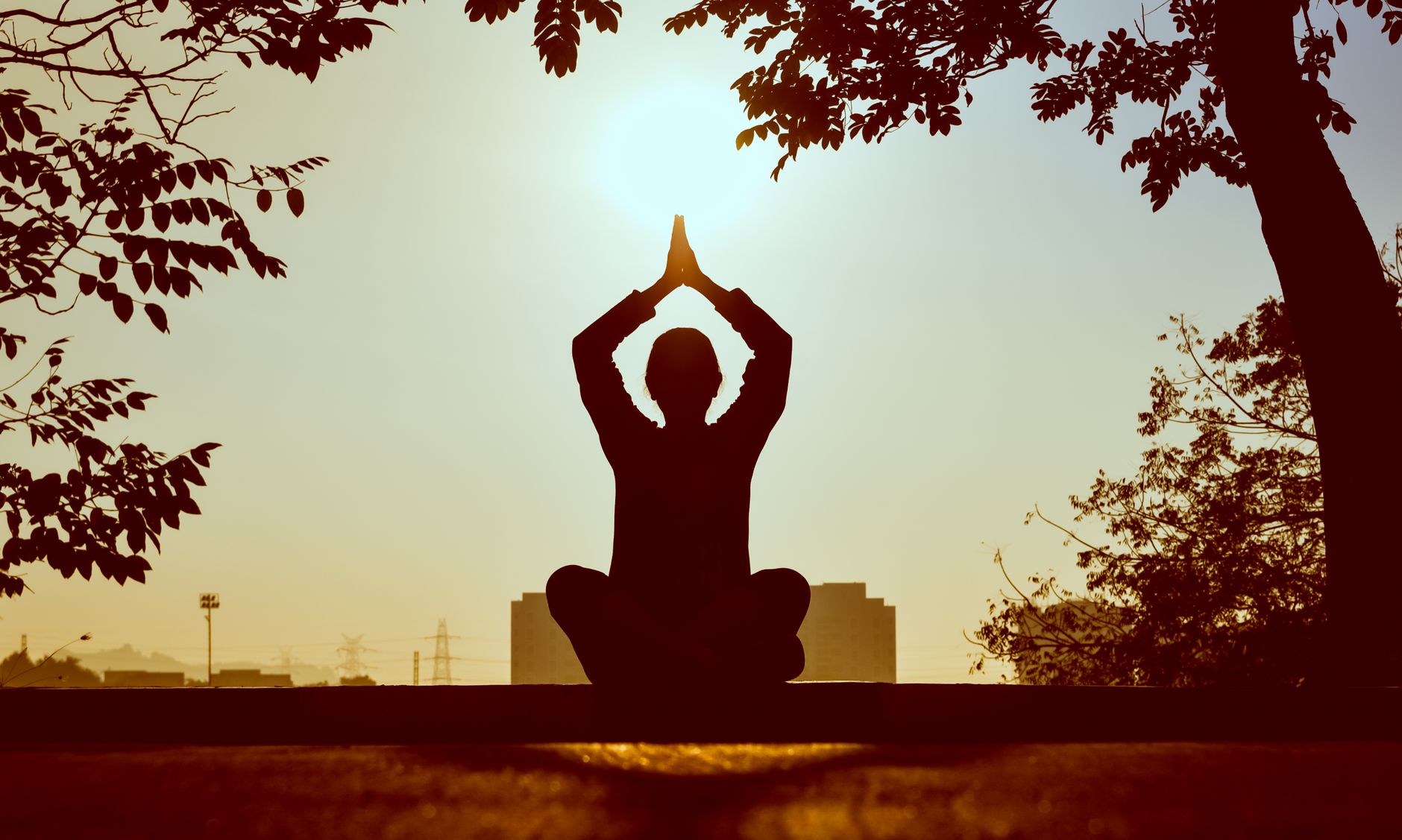 Esercizio di yoga in un ambiente naturale