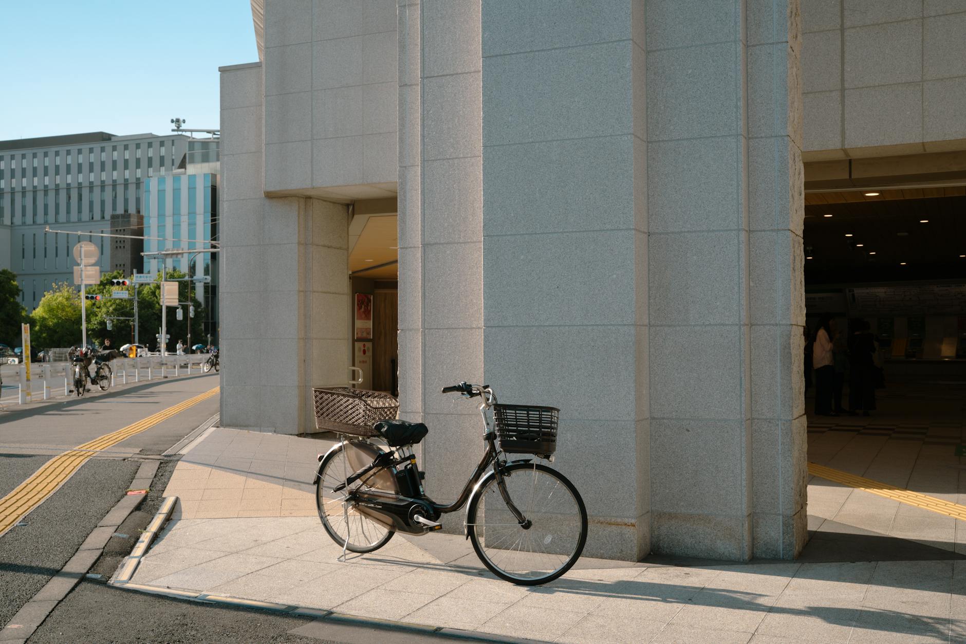 Persone in bicicletta in città