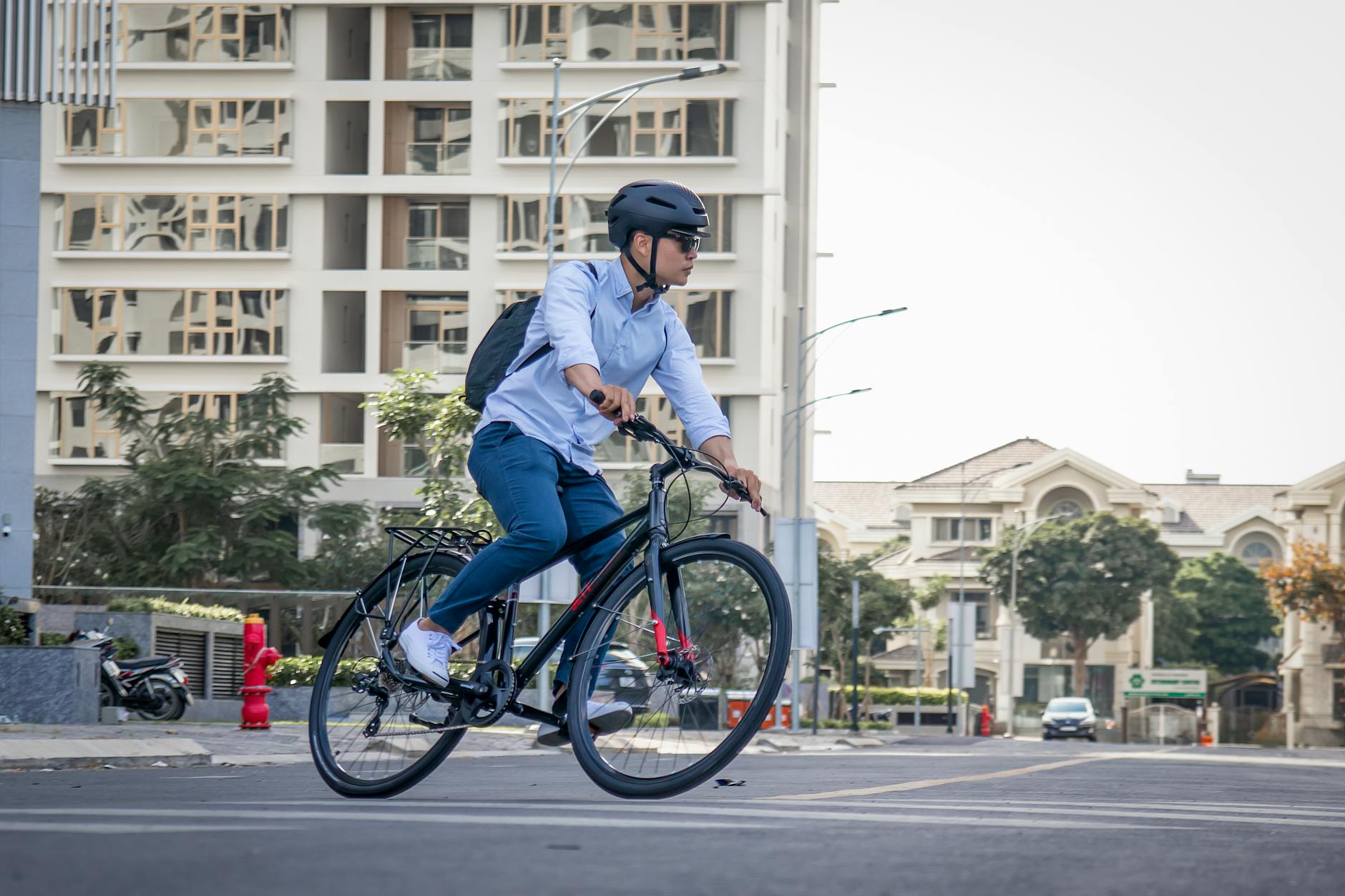 Persone in bicicletta in città