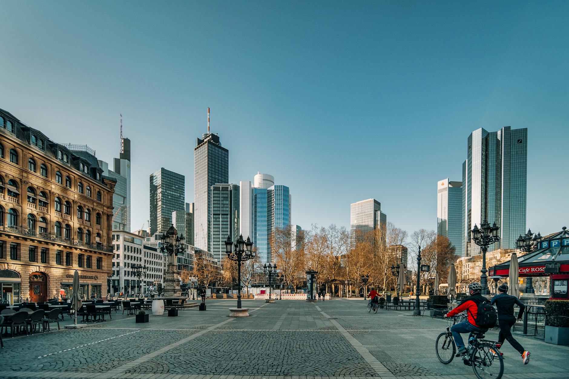 Persone in bicicletta in città