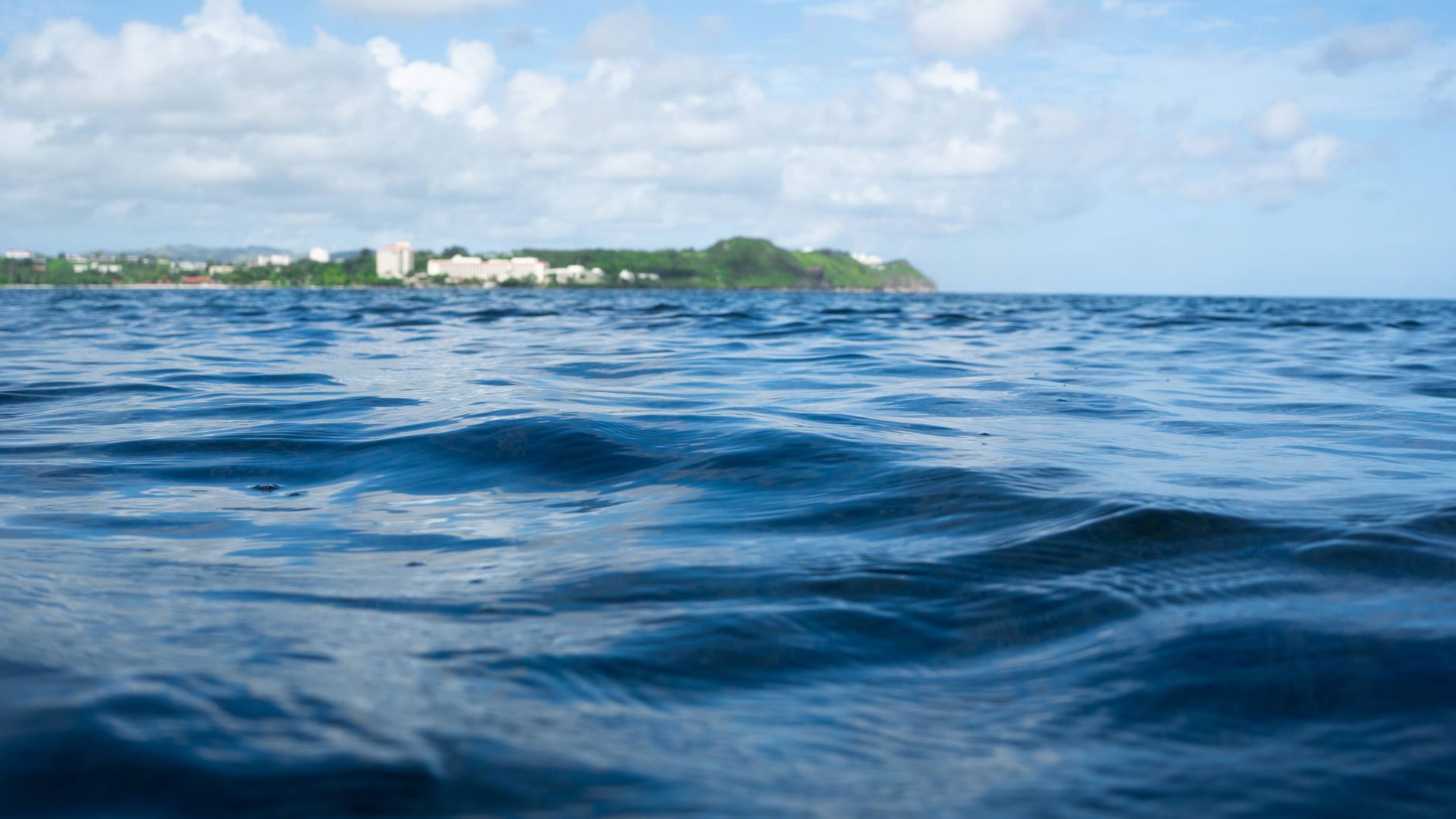 Veduta dell'oceano con onde e cielo limpido