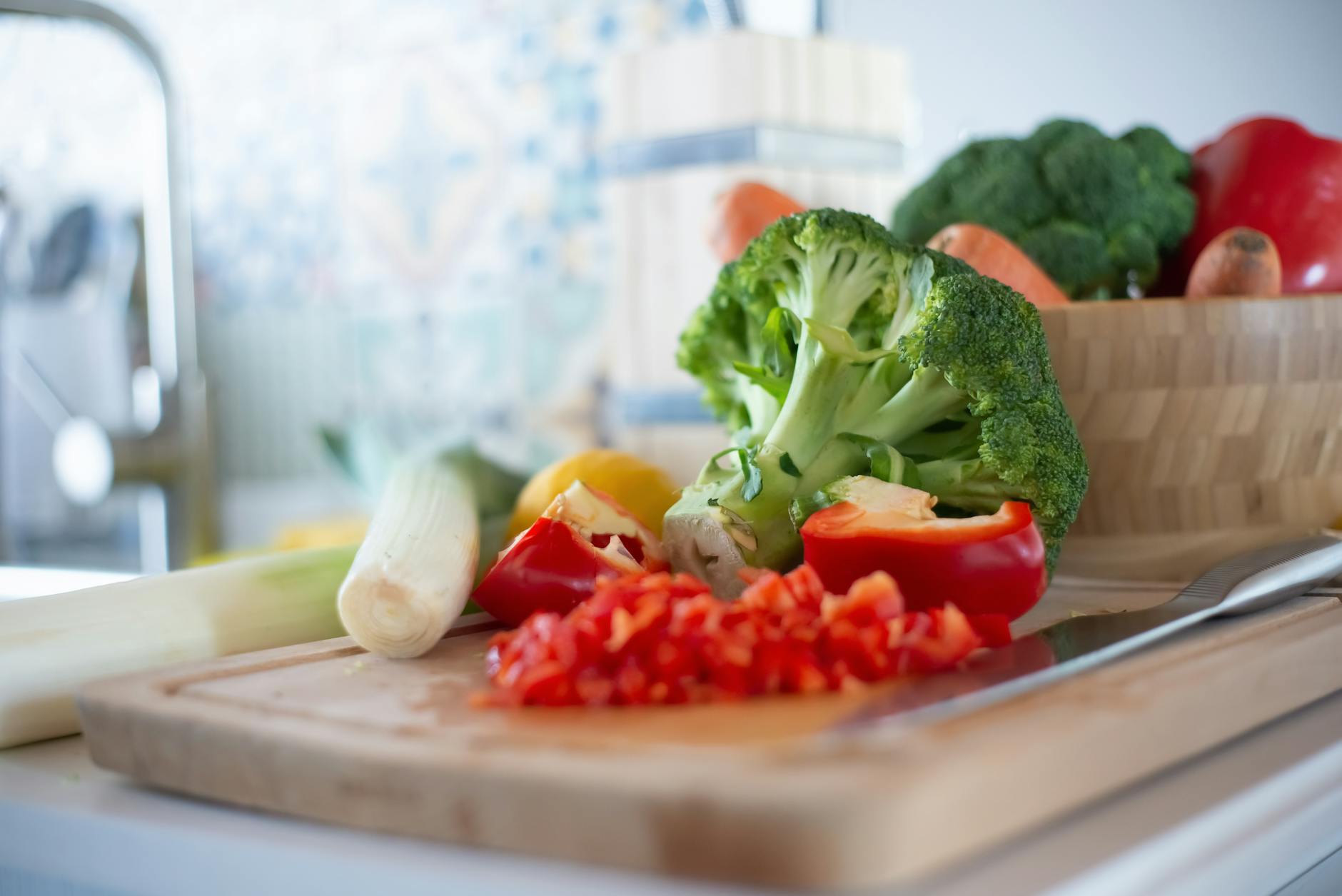 Verdure fresche su un tagliere in cucina