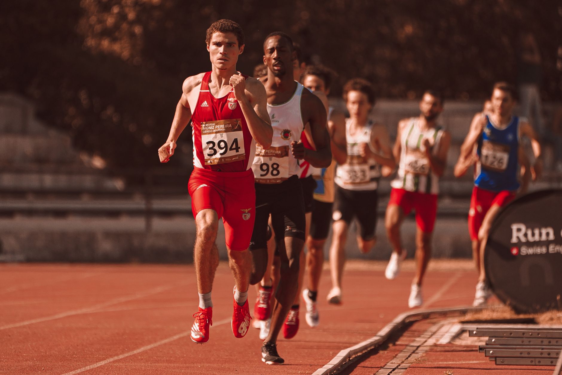 Stadio di atletica con corsie da gara