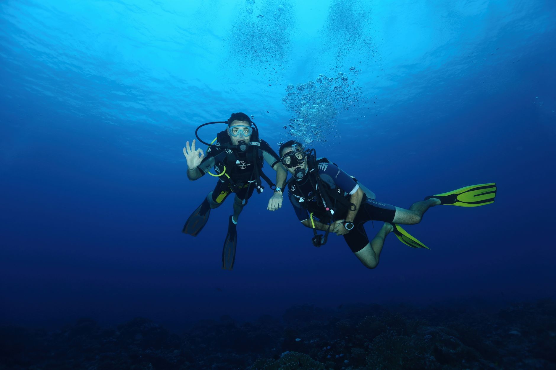 Nave da ricerca che naviga in mare aperto al tramonto