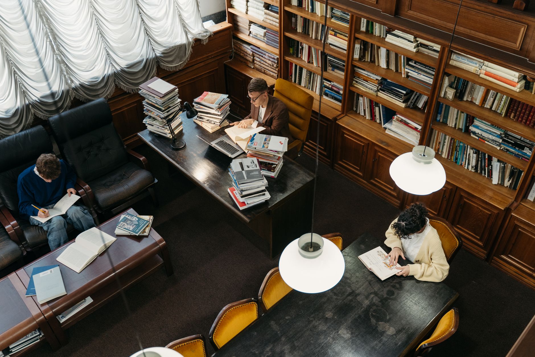 Vecchia macchina da scrivere e libri