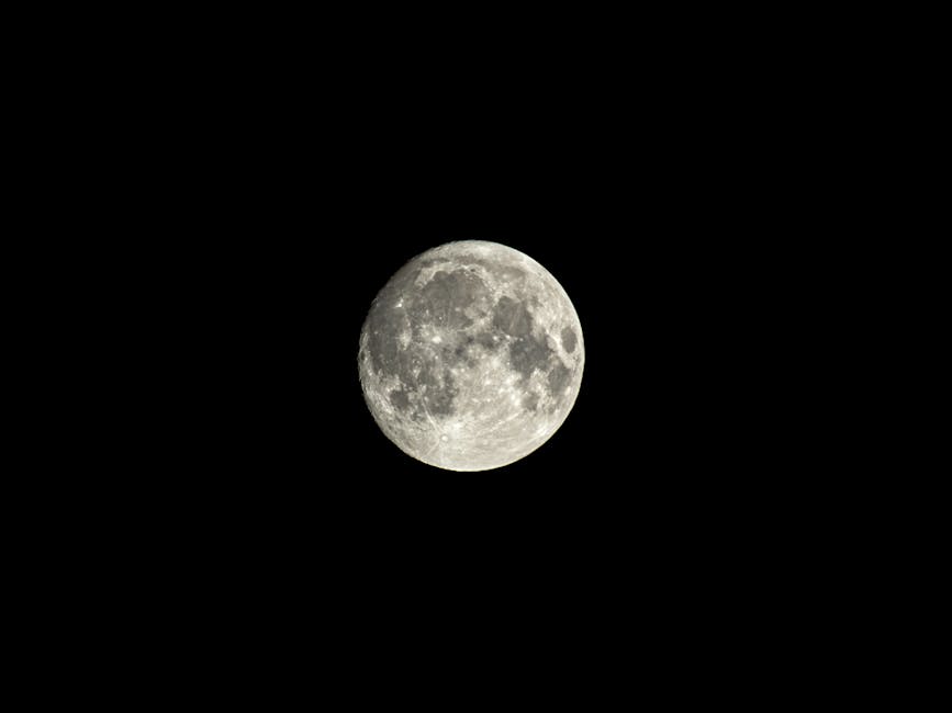 La superficie della Luna piena con i crateri
