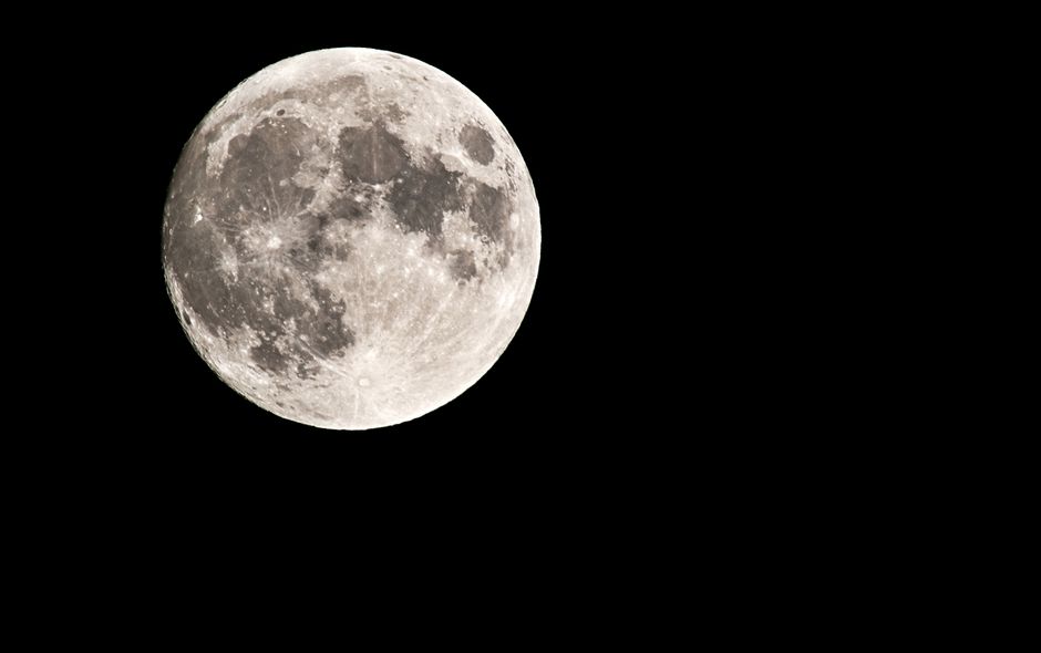 Luna piena riflessa sul mare di notte