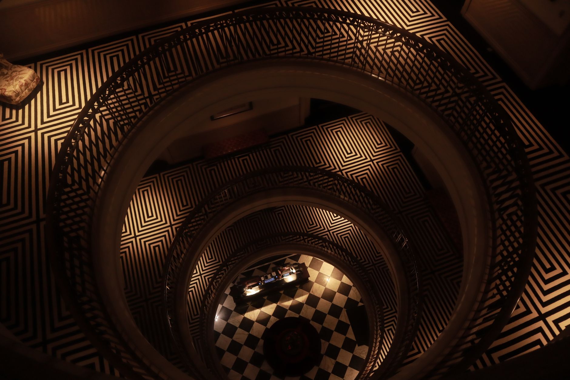 Geometrie e illusioni che richiamano lo stile di Escher 3