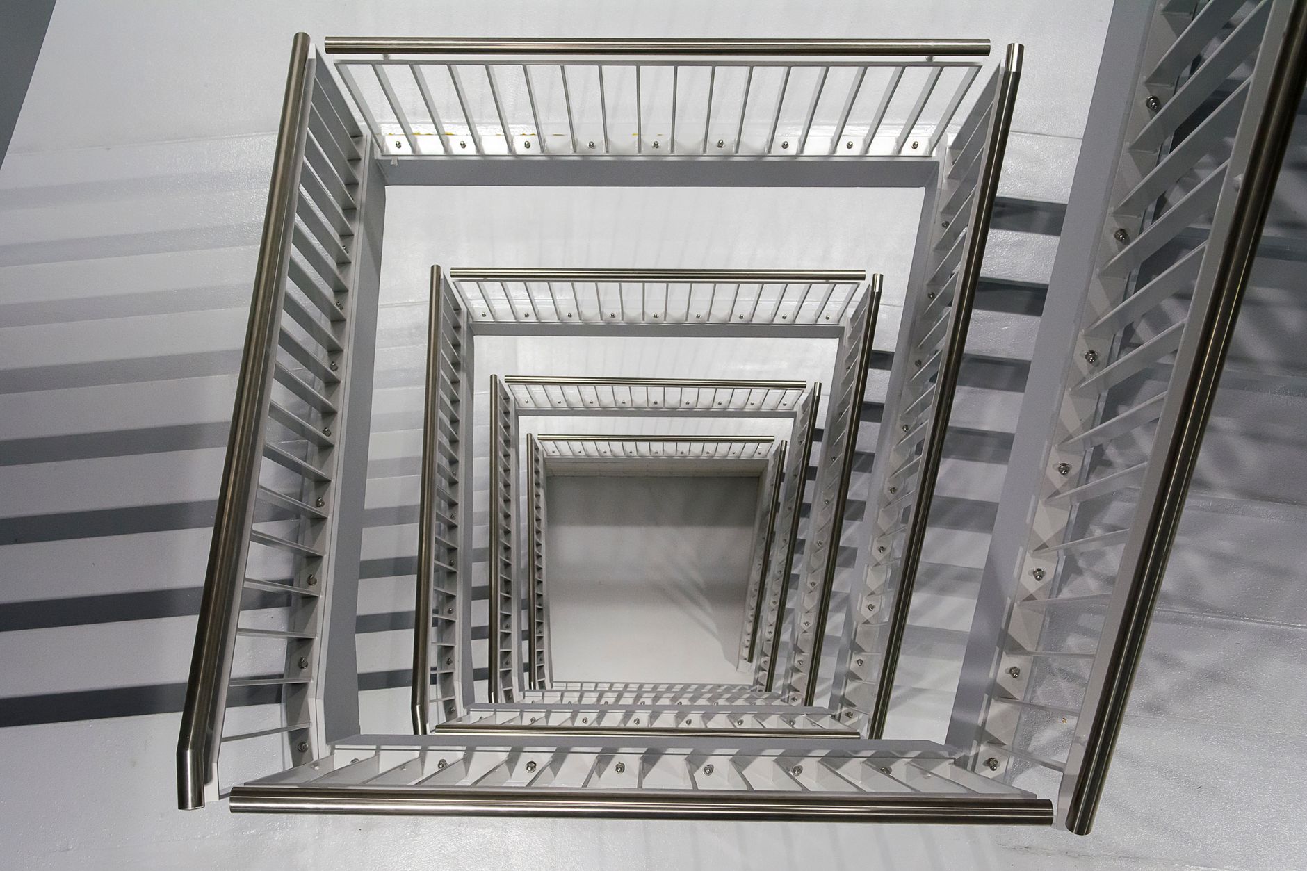 Geometrie e illusioni che richiamano lo stile di Escher 4