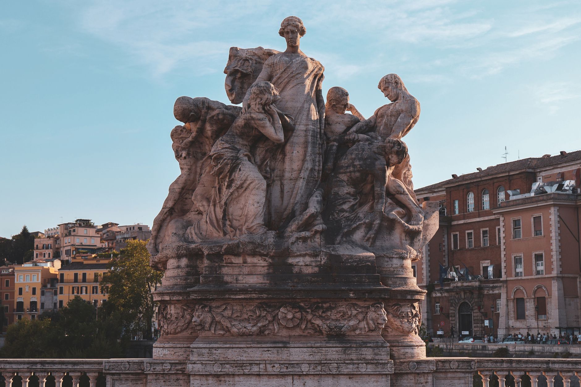 Statua di epoca romana su sfondo scuro