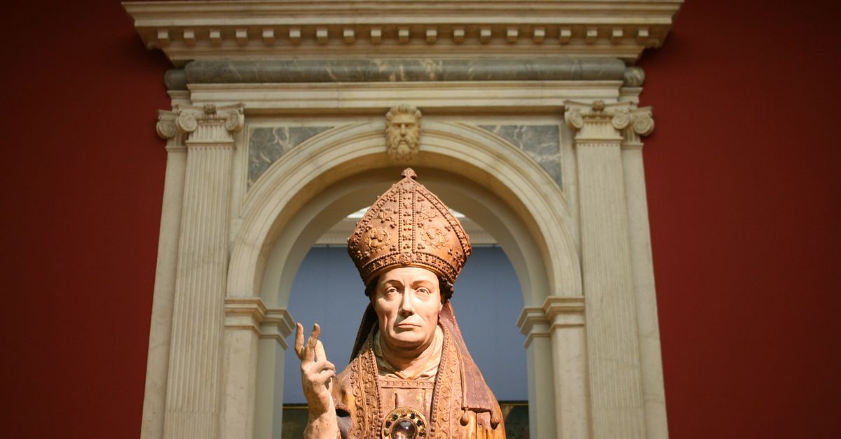 Sala di un museo con sculture esposte
