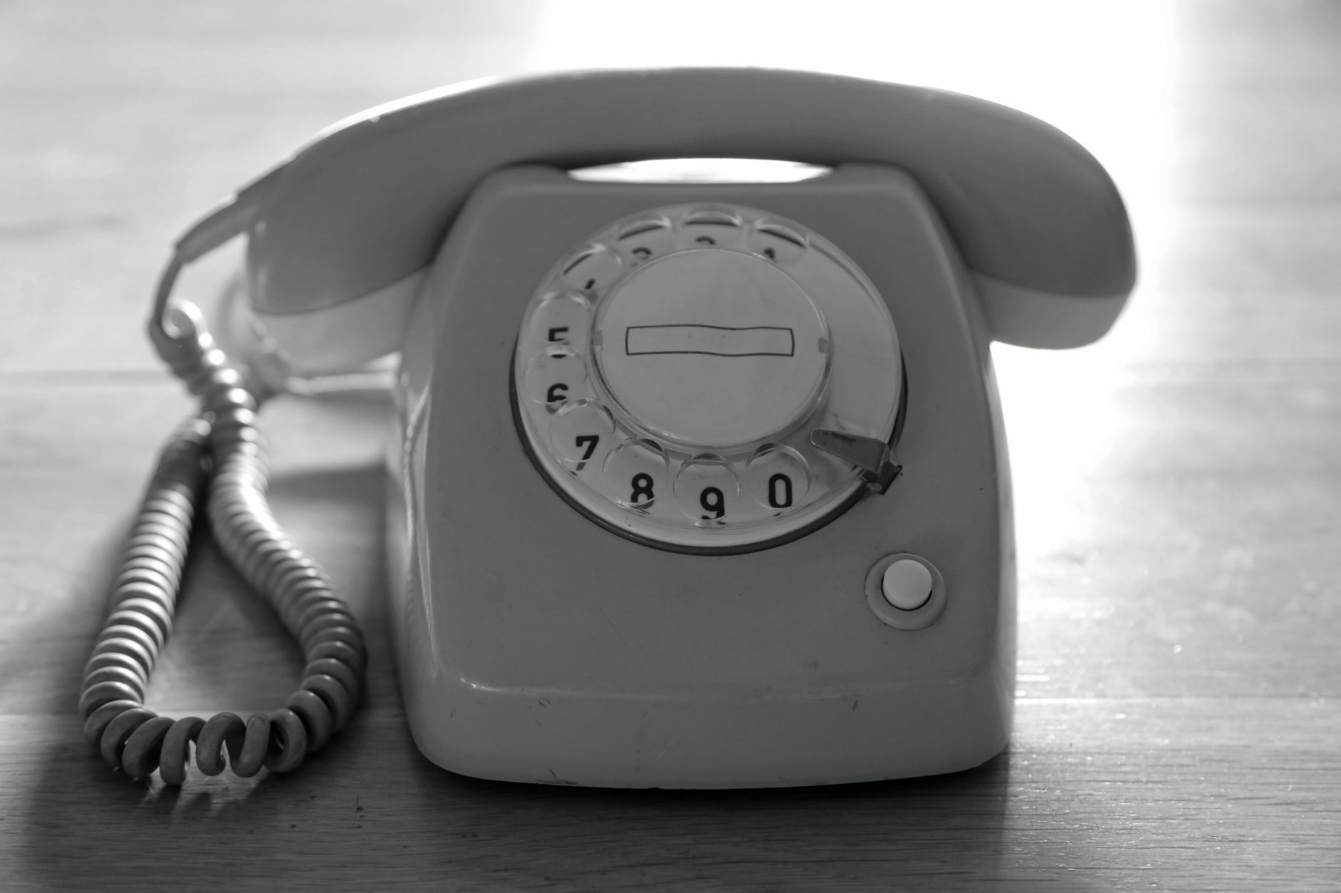 Vecchio telefono d'epoca con cornetta e disco combinatore