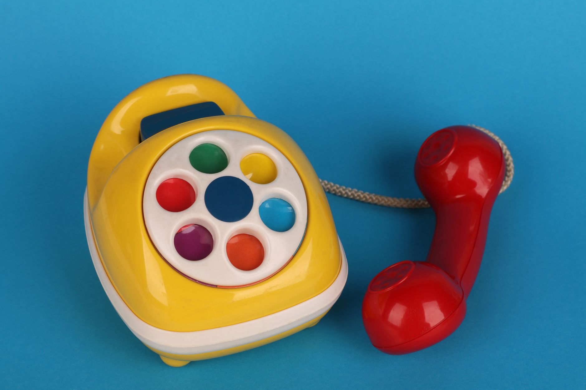 Antico apparecchio telefonico in legno appeso alla parete