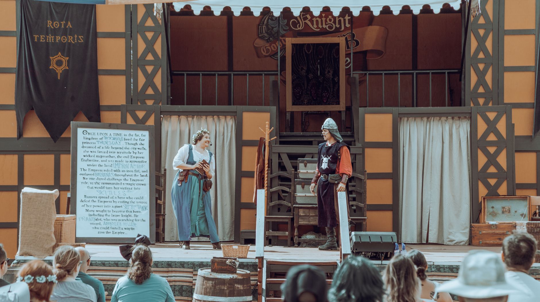 Palco di un festival culturale con pubblico in platea
