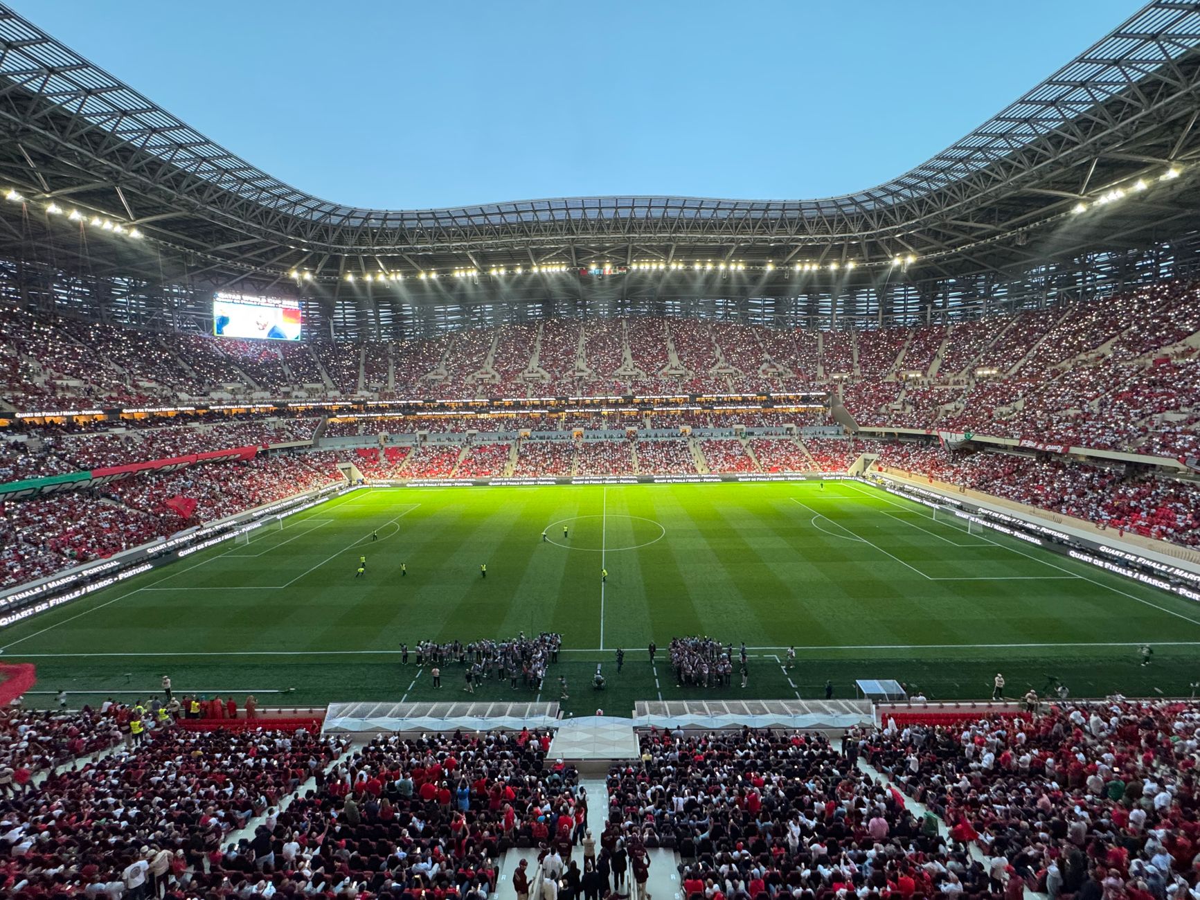 Stadio di calcio gremito durante una partita dei Mondiali