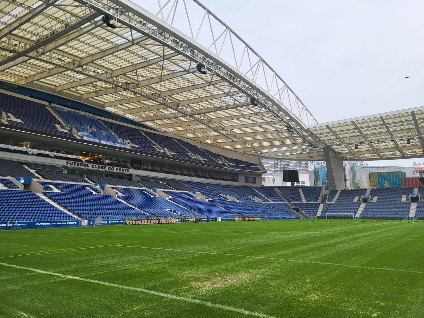L'atmosfera di una competizione internazionale di calcio.