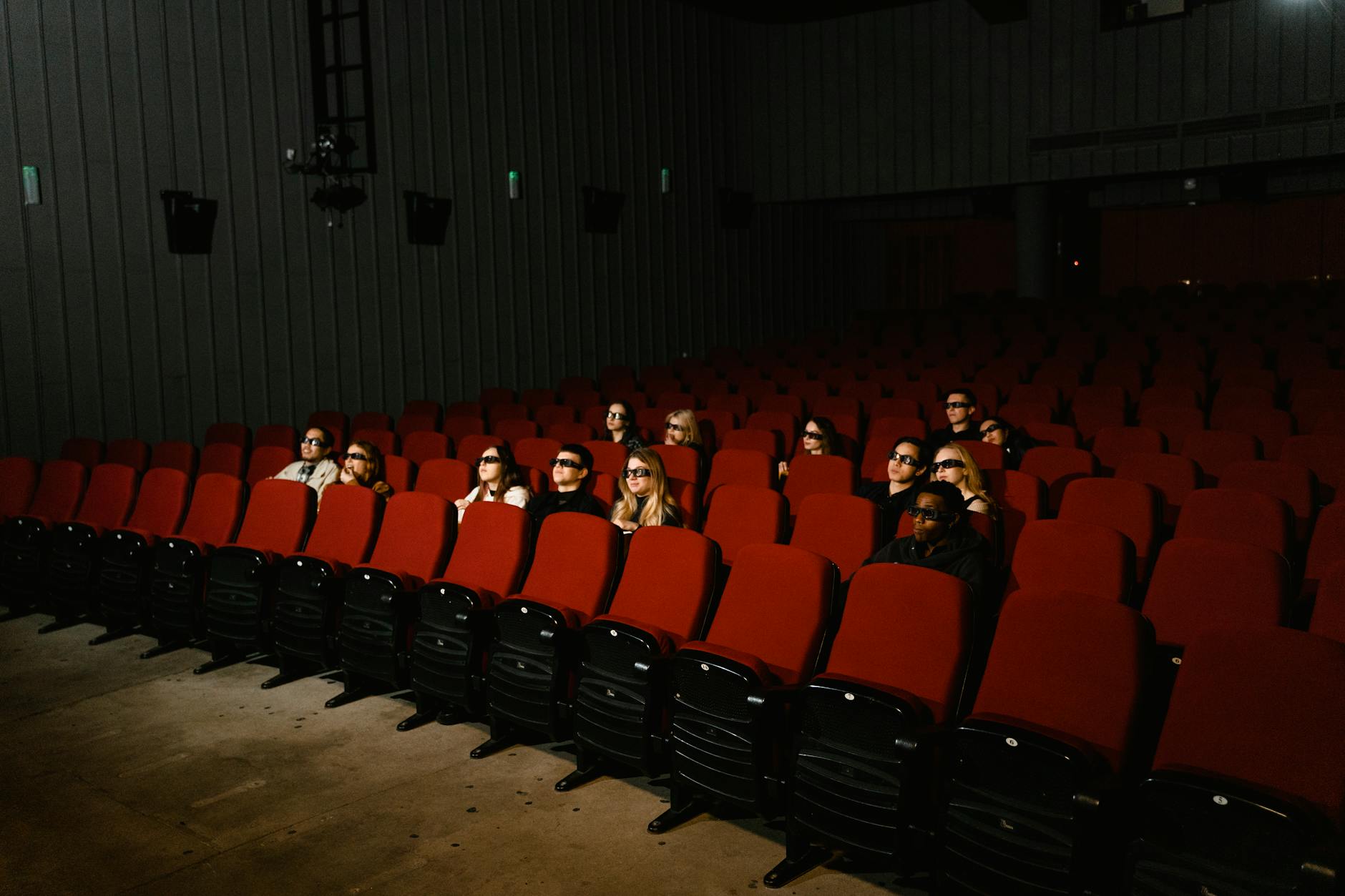 Tappeto rosso e luci di un evento cinematografico