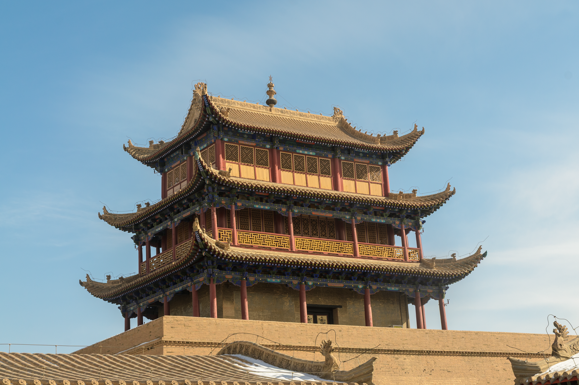 Paesaggio della Cina con montagne e pagoda
