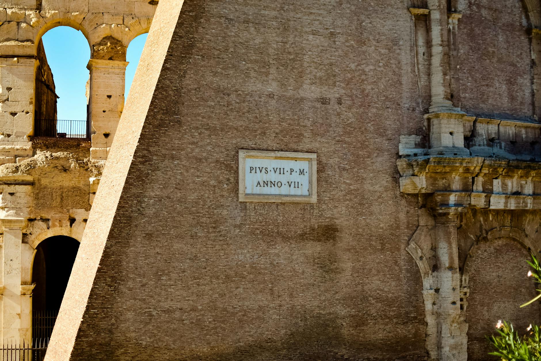 Numeri romani incisi su una superficie antica